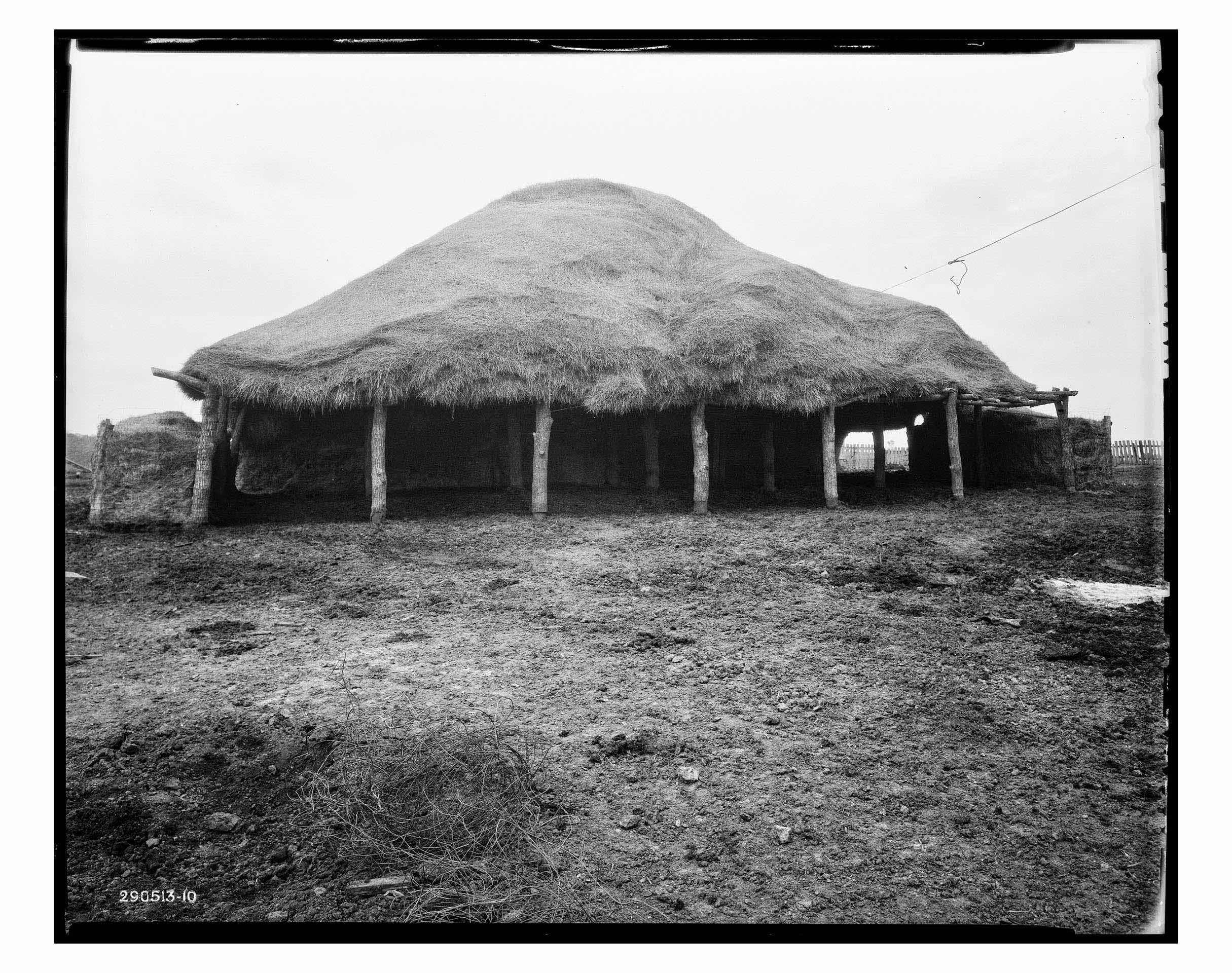Un abri à bétail sous un toit de paille. Photographie de Nathaniel L. Dewell, vers 1942 dans le comté de Douglas, Nebraska.