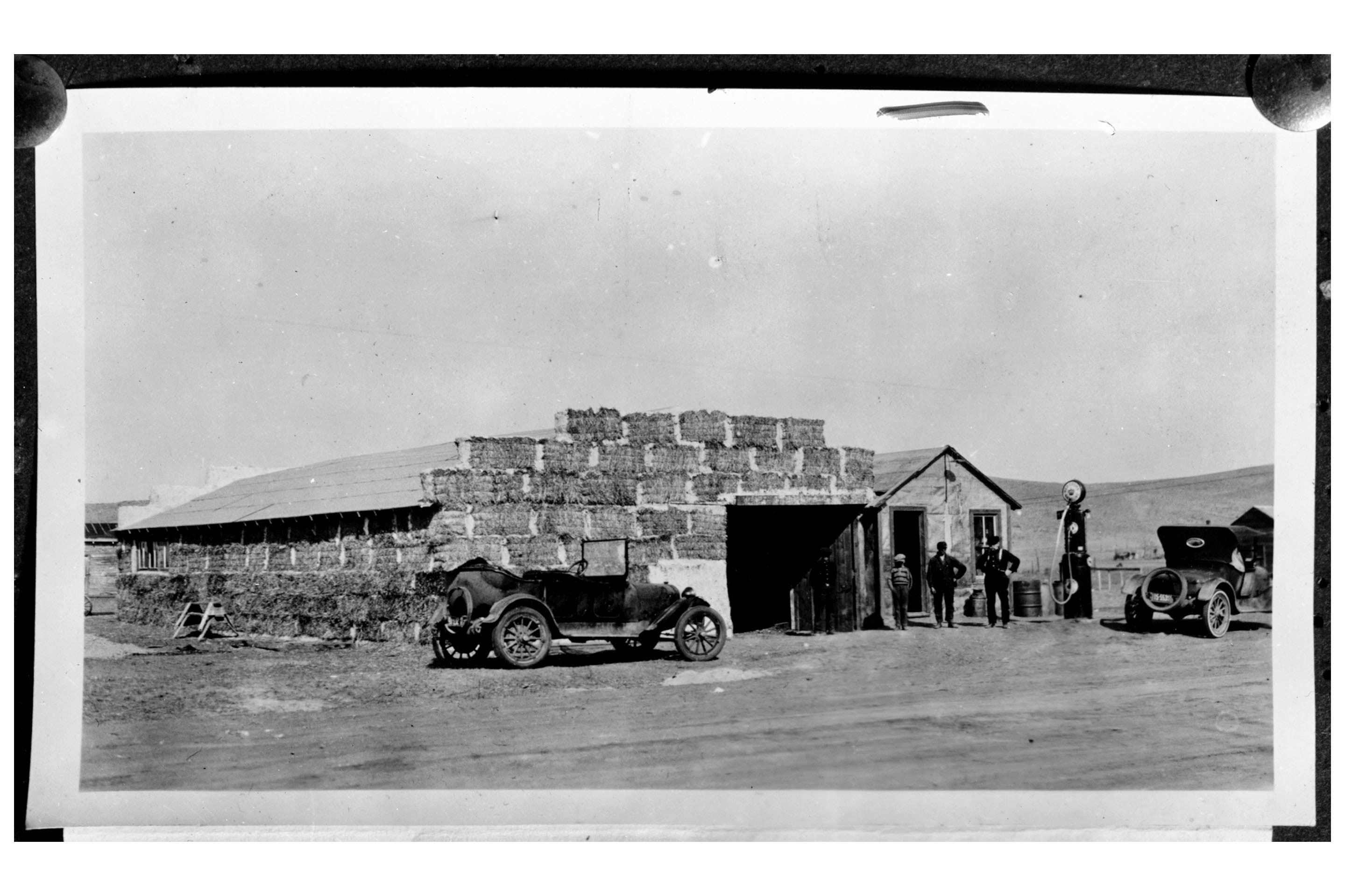 Garage construit en bottes de foin, vers 1920, à Arthur, Nebraska.
