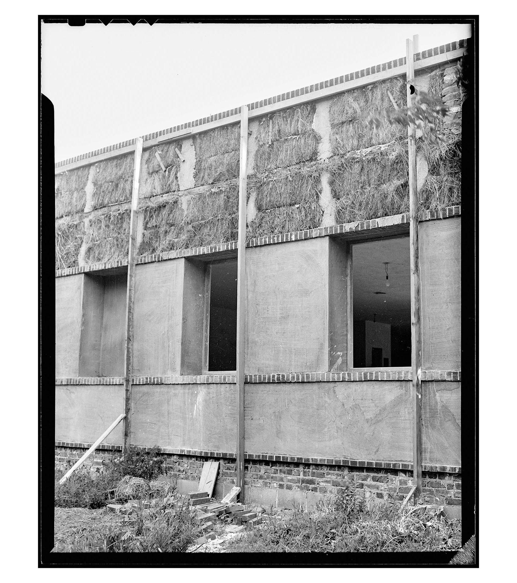 ottes montées dans le mur du Lone Oak, à quelques miles à l’ouest de Lincoln, Nebraska (voir p. 27), à l’aide d’un généreux mortier de ciment.