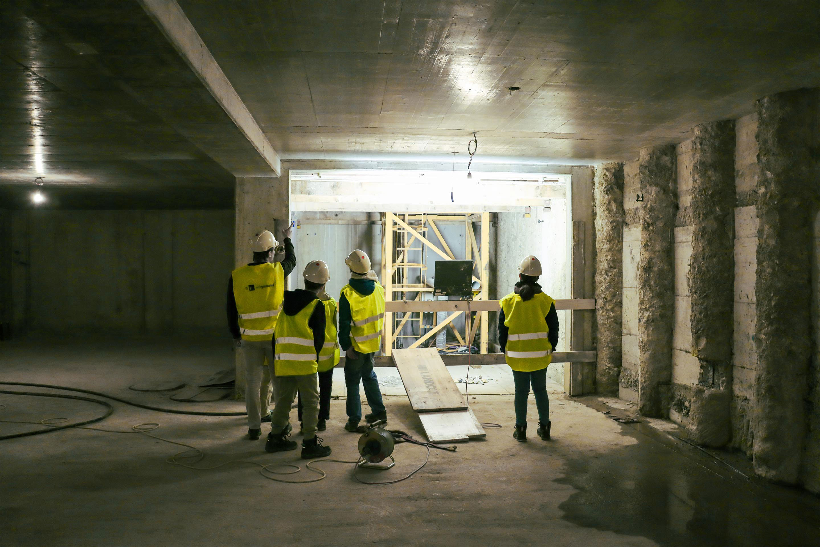 Der Baustellenrundgang begann in der Tiefgarage. Man kommt später nur mit einem Autolift hinunter oder zu Fuss über die Treppe. Man baut einen teureren Autolift ein, weil es im städtischen Raum zu wenig Platz hat für eine Rampe.