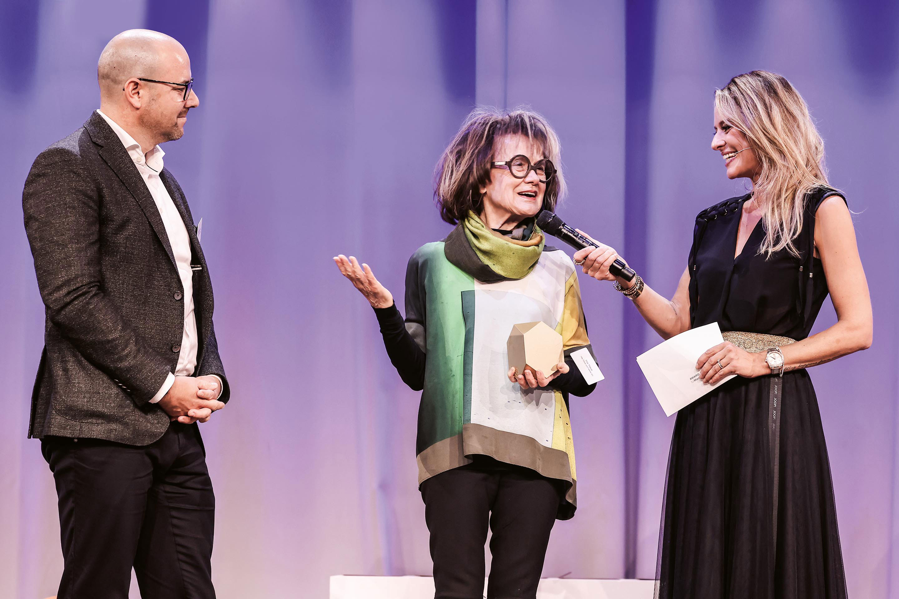 Moderatorin Christa Rigozzi (rechts) mit Architektin Tilla Theus (Mitte) und  Jérôme Baumann, Präsident Stiftungsrat Swiss Prime Anlagestiftung (links).