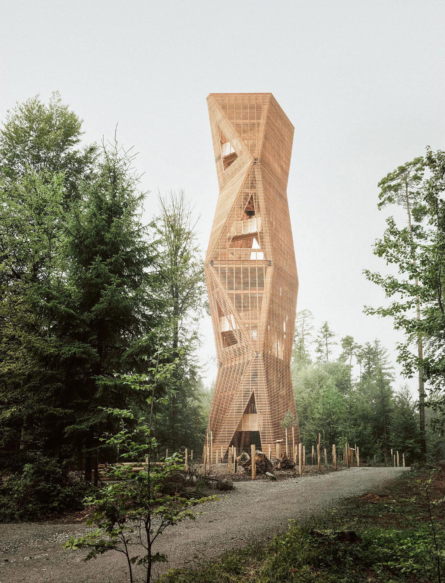 Ein «Gemeinschaftswerk für die Öffentlichkeit» aus lokalem Holz: der Aussichts­turm Hardwald von Luna Productions.