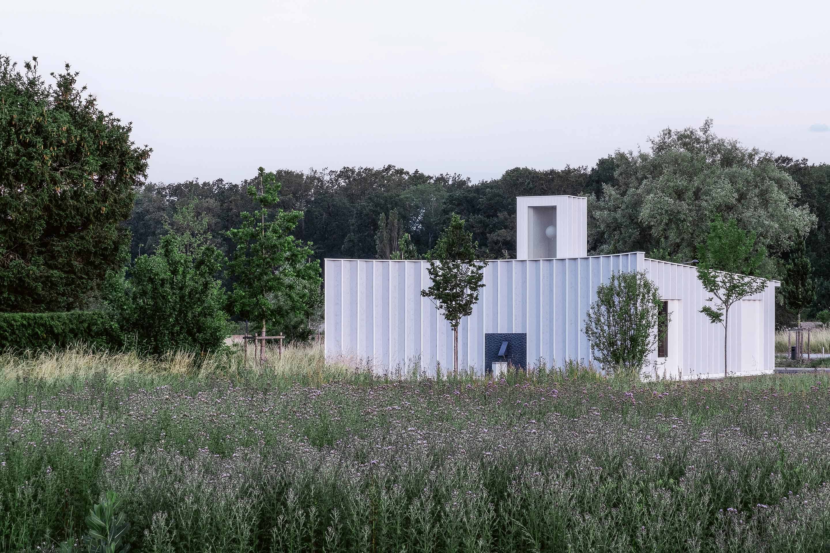 Vue de la façade sud et de sa relation au jardin.