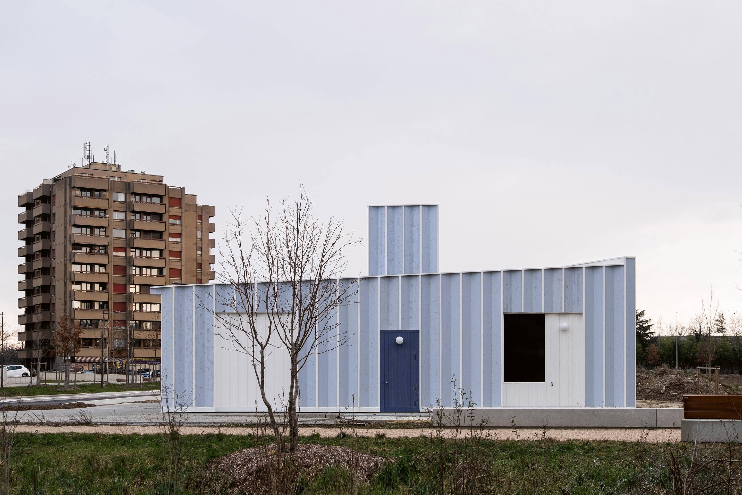Vue de la façade nord. La gracilité du bâtiment contraste a vec les immeubles de logement avoisinants.