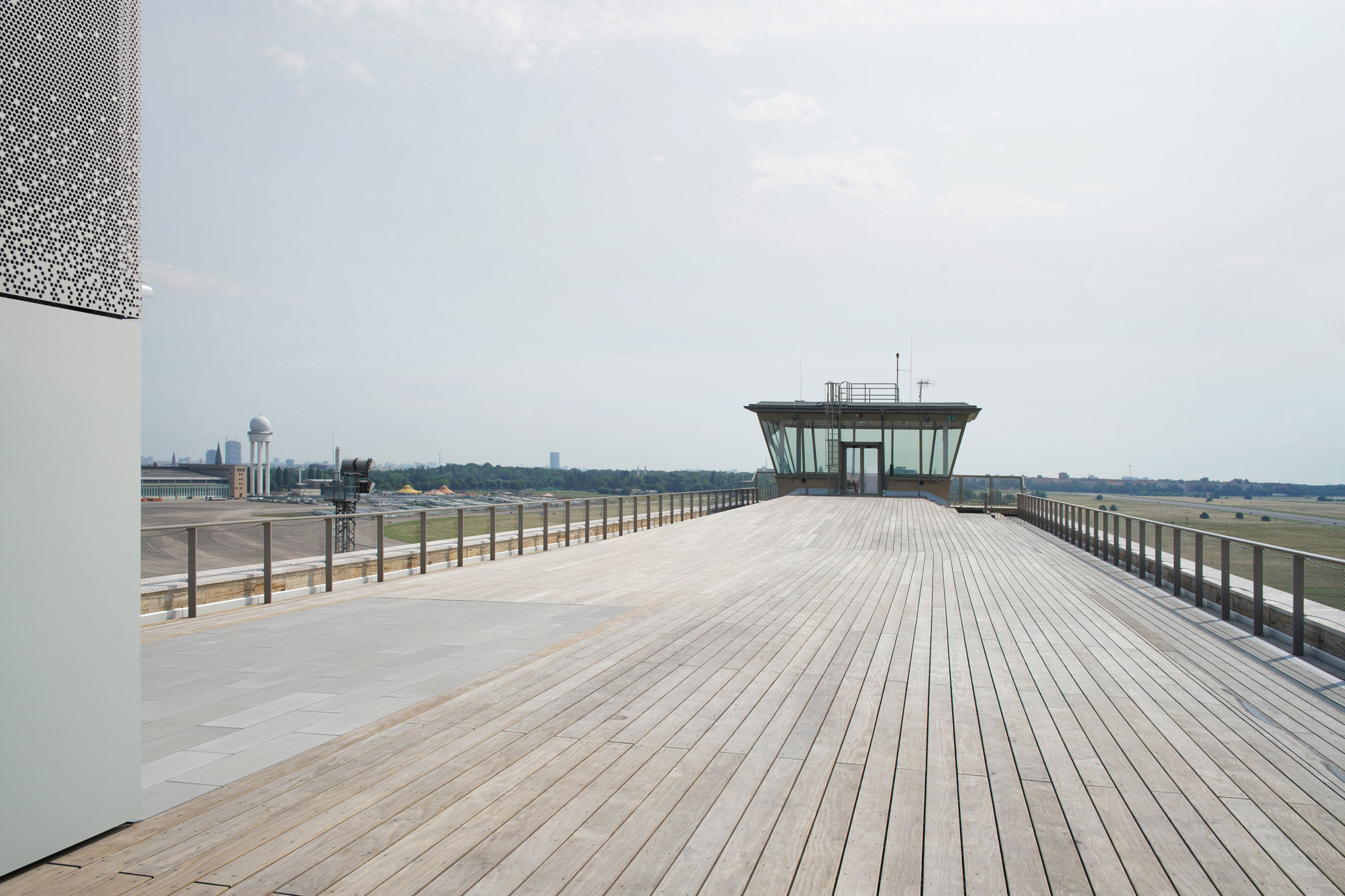 Von der Dachterrasse lässt sich das gesamte Flugfeld überblicken.