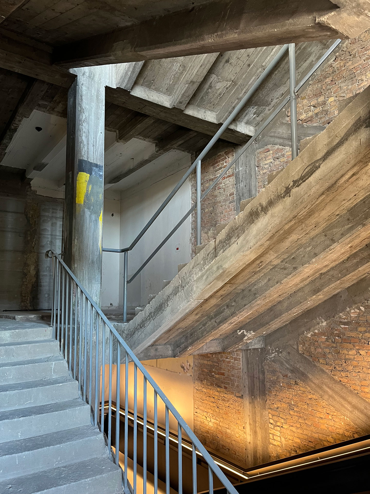 Mit zunehmender Höhe nimmt die Qualität der bestehenden Bauteile ab, sogar beim Geländer wurde Material gespart.