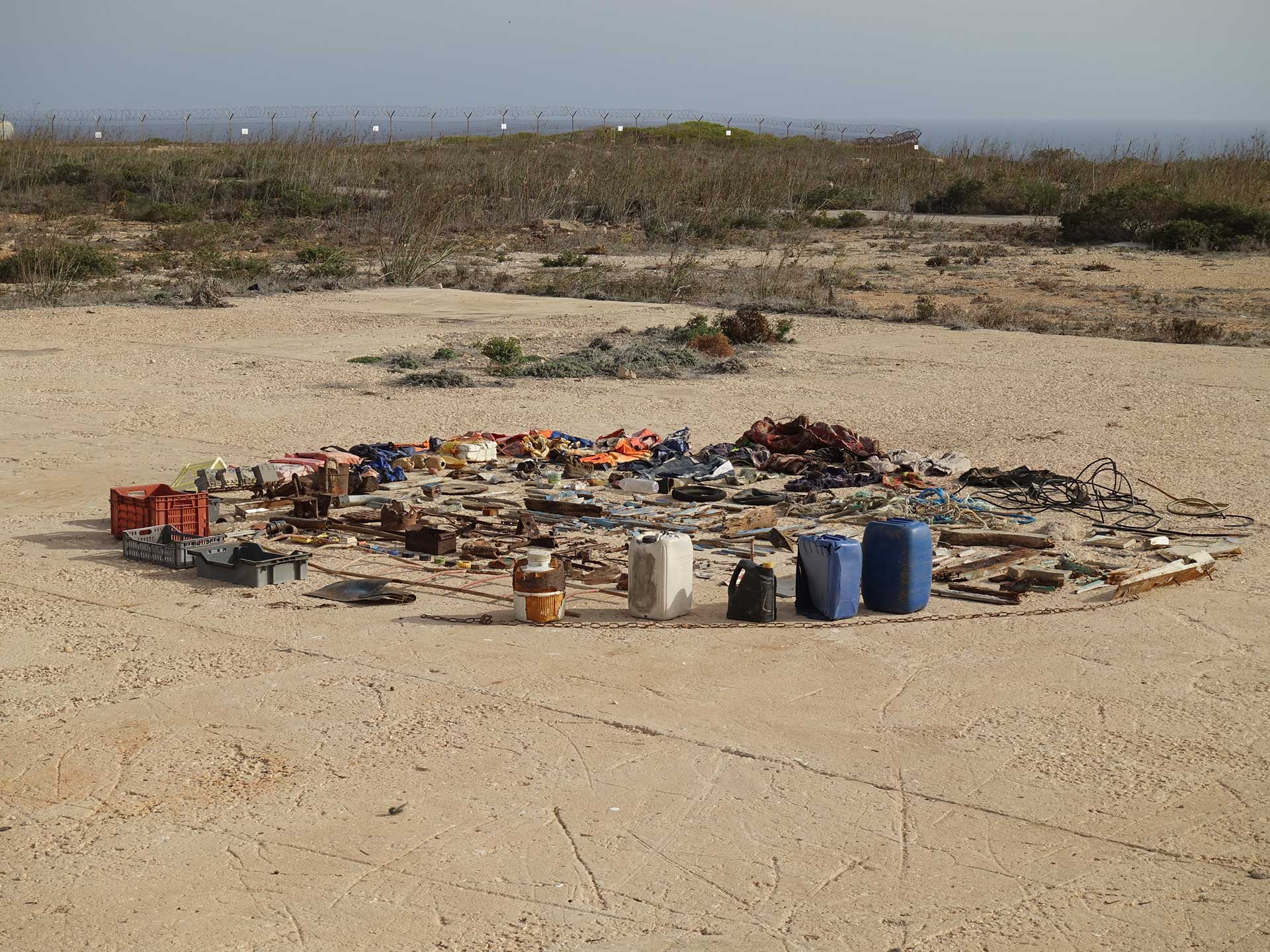 A Lampedusa, il laboratorio è andato alla ricerca delle imbarcazioni utilizzate dai migranti per raggiungere l'isola e distrutte dalle autorità italiane. Per evitare che queste testimonianze vengano cancellate, i resti ritrovati sono stati accuratamente classificati, raccolti e collocati su una piattaforma di cemento in un sito militare.