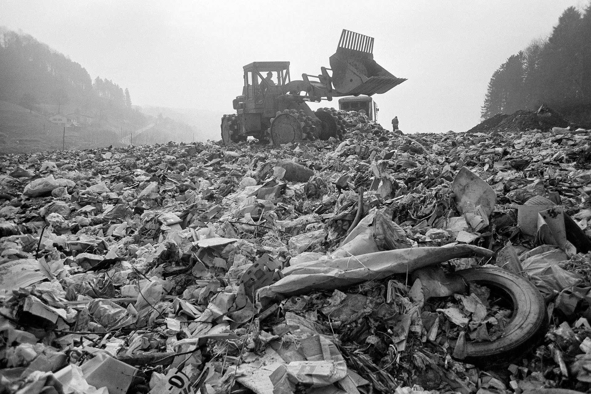 Umgang mit Abfall in der Schweiz: Grossdeponie mit Hauskehricht in Baarburg ZG. Aufnahme  vom 25.2.1975. Die Sanierung begann kurz nach der Jahr­tausendwende und dauerte über 10 Jahre an.
