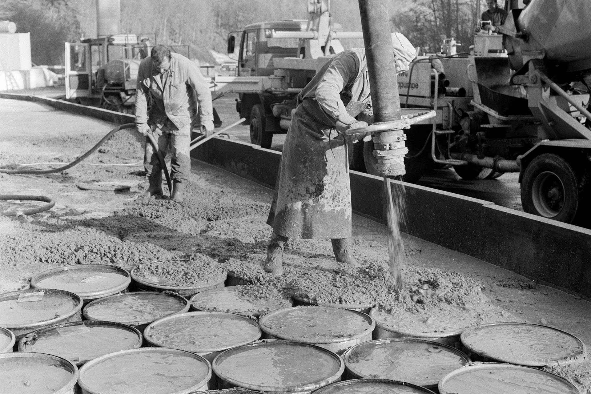 Umgang mit Abfall in der Schweiz: Seit jeher auflagenkonform errichtete und betriebene  Deponie Teuftal (Mühleberg BE): Einbetonieren einer Lage von Fässern mit Giftmüll mittels Pumpbeton. Aufnahmedatum: 13.11.1987. Noch heute sind hier drei Deponietypen (C, D und E) gemäss Verordnung über die Vermeidung und die Entsorgung von Abfällen in Betrieb. Teuftal ist damit die letzte Giftmüll­deponie der Schweiz.