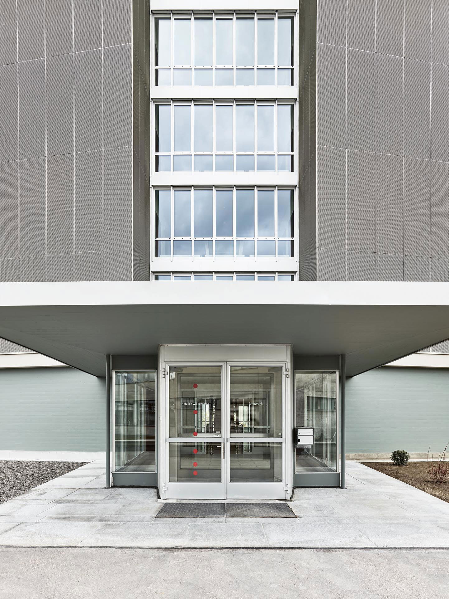Le bâtiment administratif de Kabelwerke Brugg (voir p. 22) : même si de nombreux matériaux de construction ont dû être remplacés au cours de la rénovation, l’aspect d’origine de la tour de bureaux a été conservé.