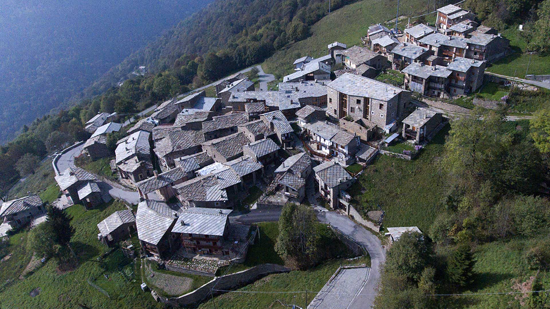 Vista d'insieme del paese di Ostana (Cuneo).