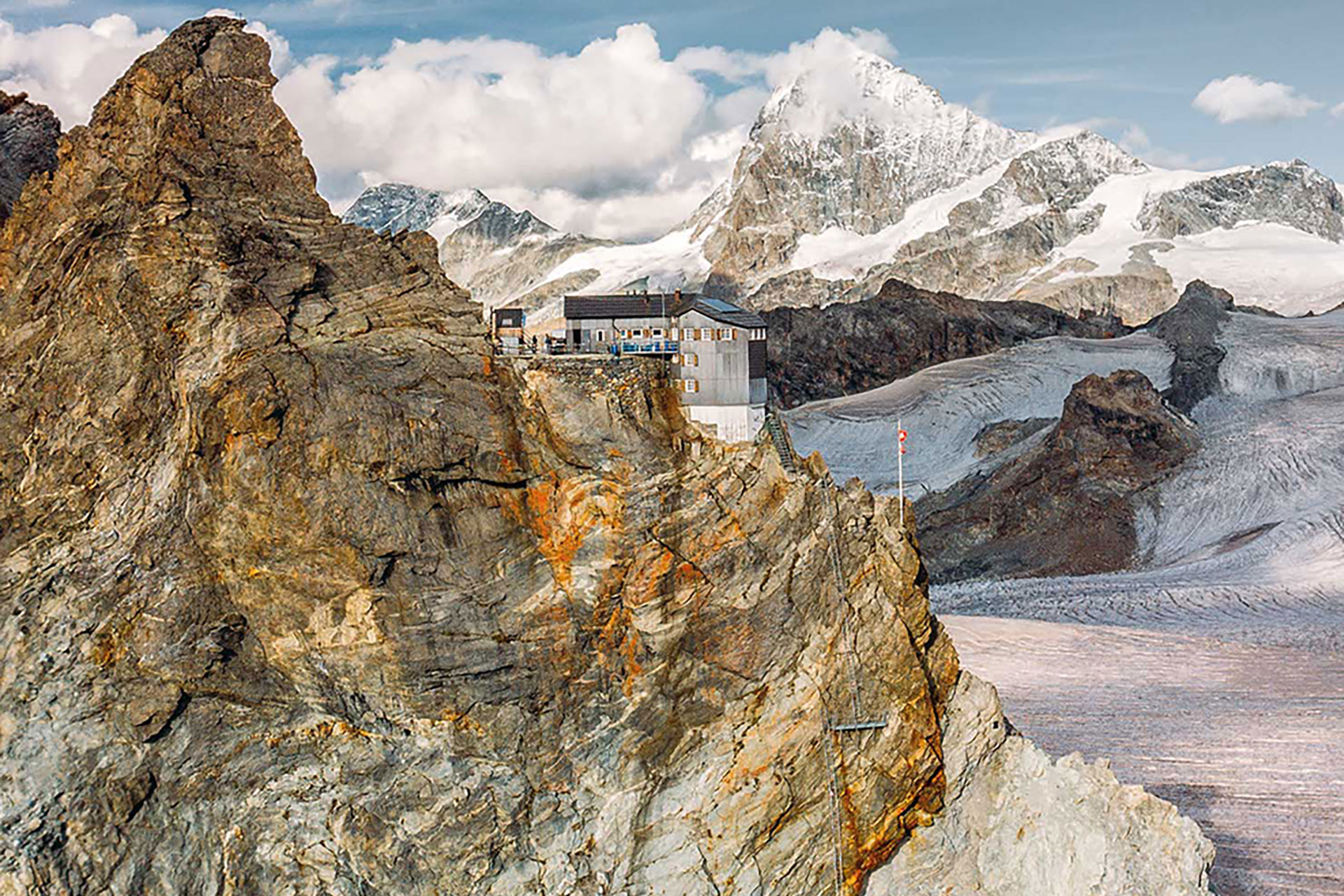 La cabane de Bertol, reconstruite en 1975 par Jakob Eschenmoser, se situe sur une arête rocheuse suspendue à l’origine entre deux versants glaciaires.