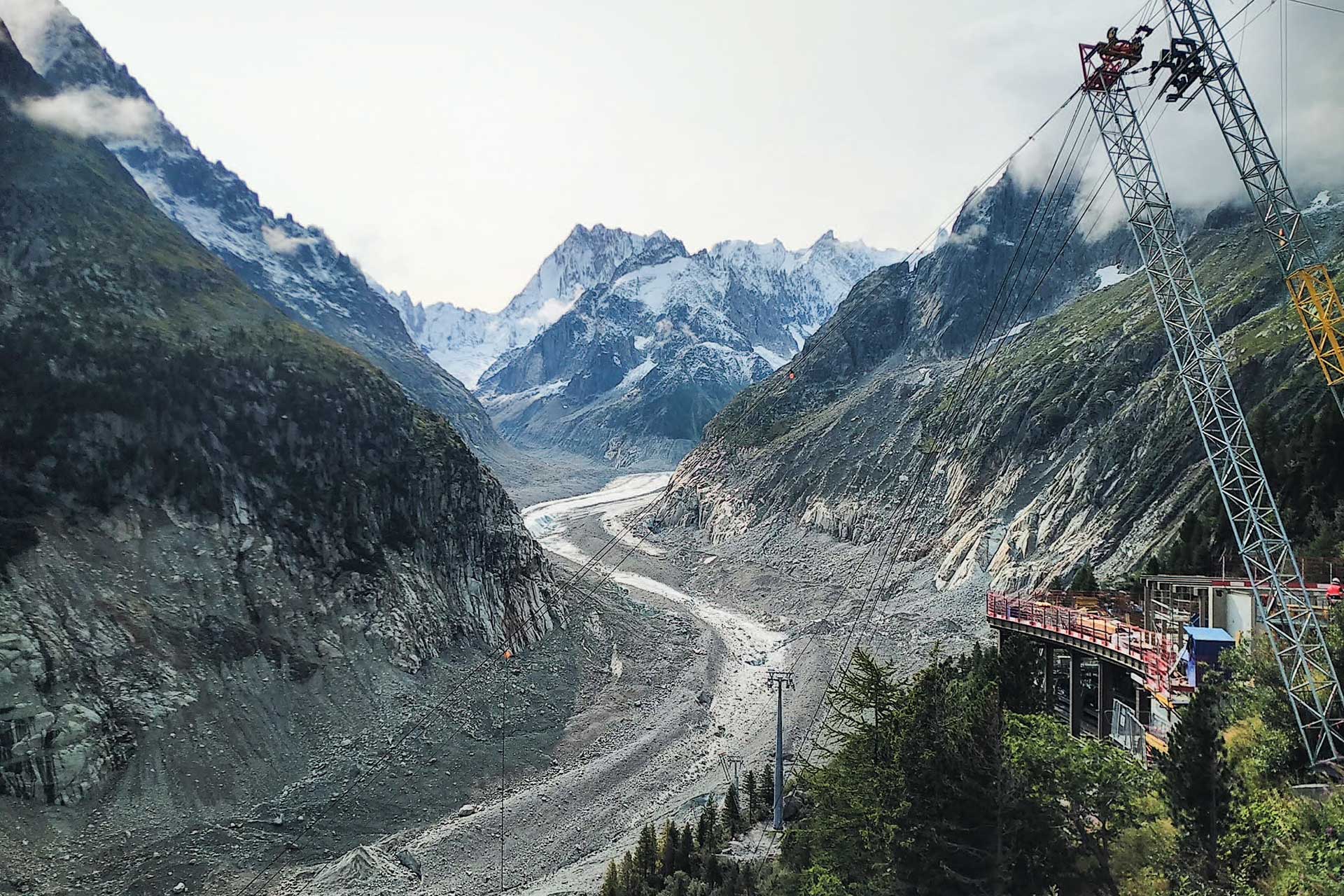 La Mer de Glace depuis la terrasse du Montenvers, 29.08.23. À droite, le chantier de la nouvelle télécabine, construite en raison du recul du glacier.