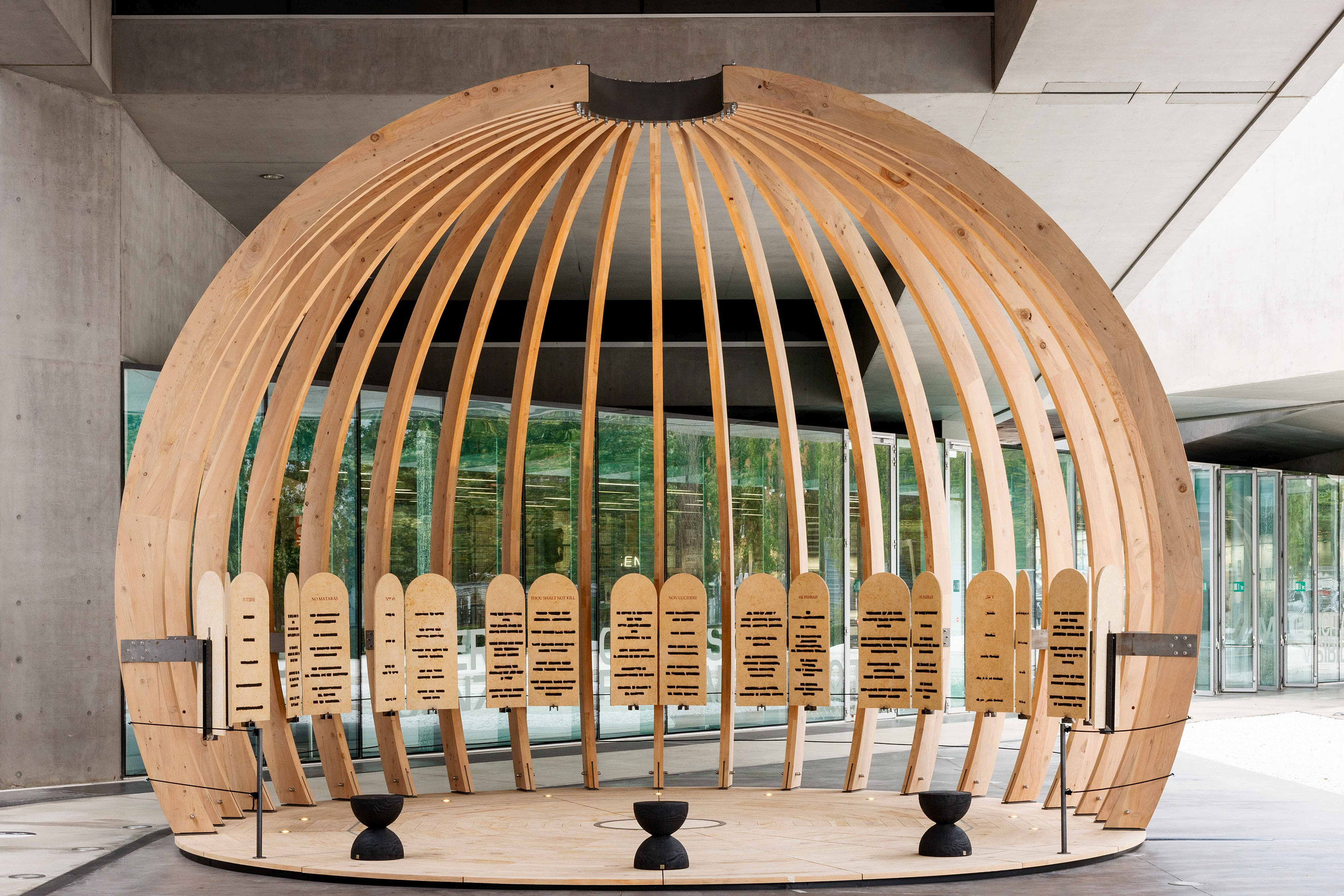 Pavillon von Mario Botta für ein Werk des sizilianischen Künstlers Emilio Isgro. Form und Materialität konstrastieren den Museumsbau von Zaha Hadid im Hintergrund.