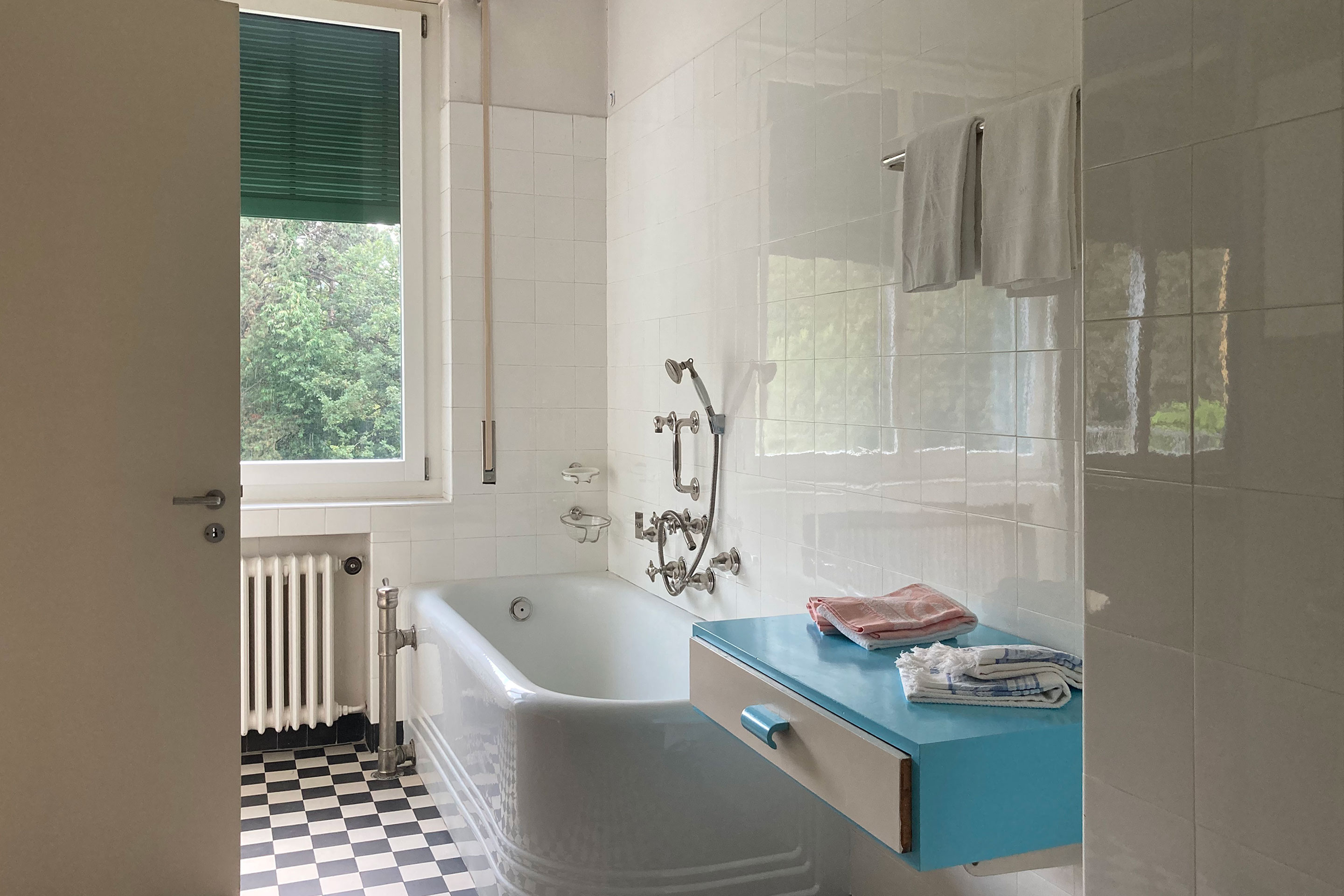 Villa-Senar: Das Badezimmer mit den fugenlosen verlegten Steinfliesen auf dem Boden und der Wanne mit Doppelwand. Um sie innen zu füllen, gibt es einen zweiten Wasserlauf.