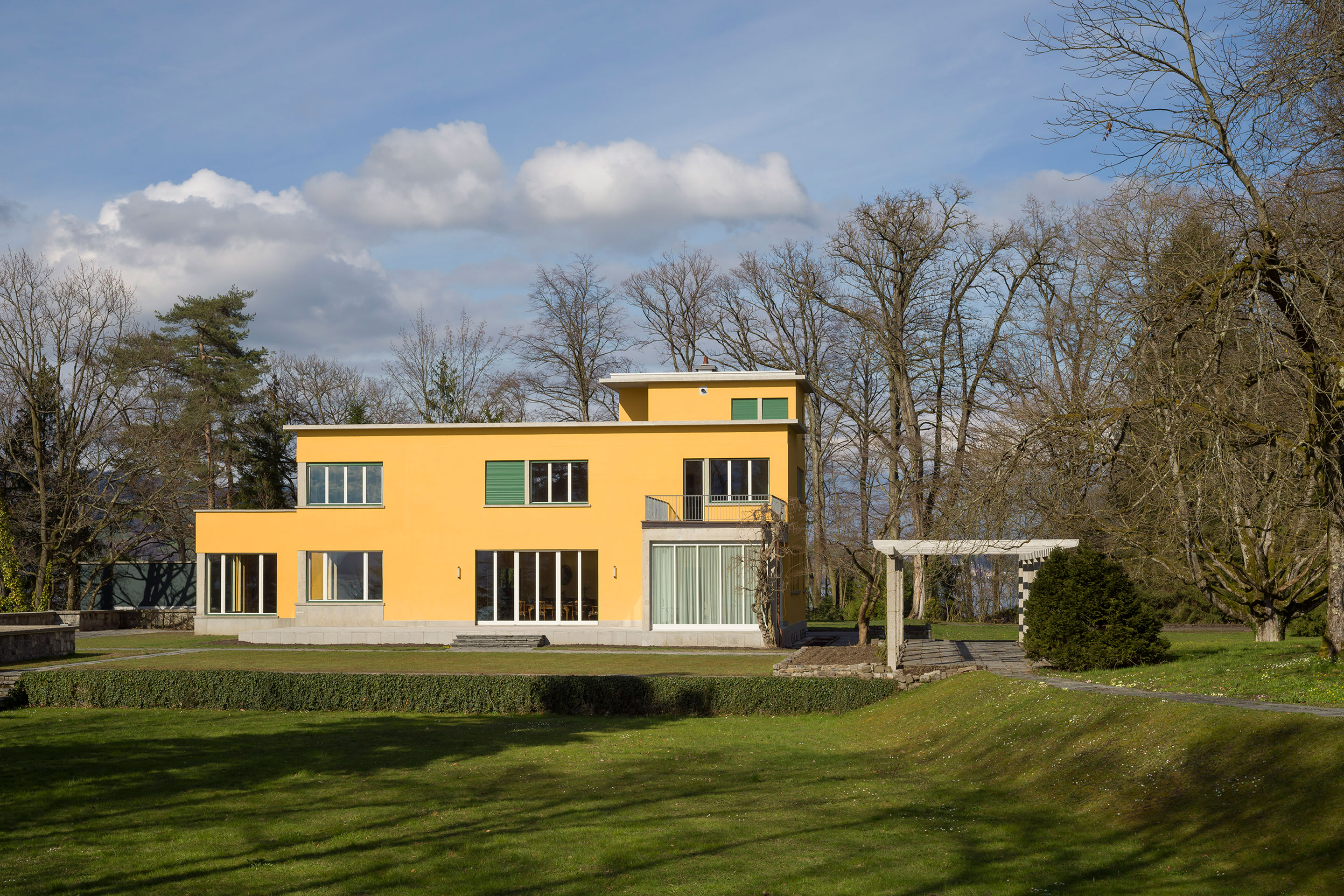 Die 1934 fertig gestellte Villa Senar von Möri Krebs Architekten leuchtet wieder in ihrem ursprünglichen Gelb. Der Name «Senar» ist ein Akronym aus Sergei und Natalia Rachmaninoff.