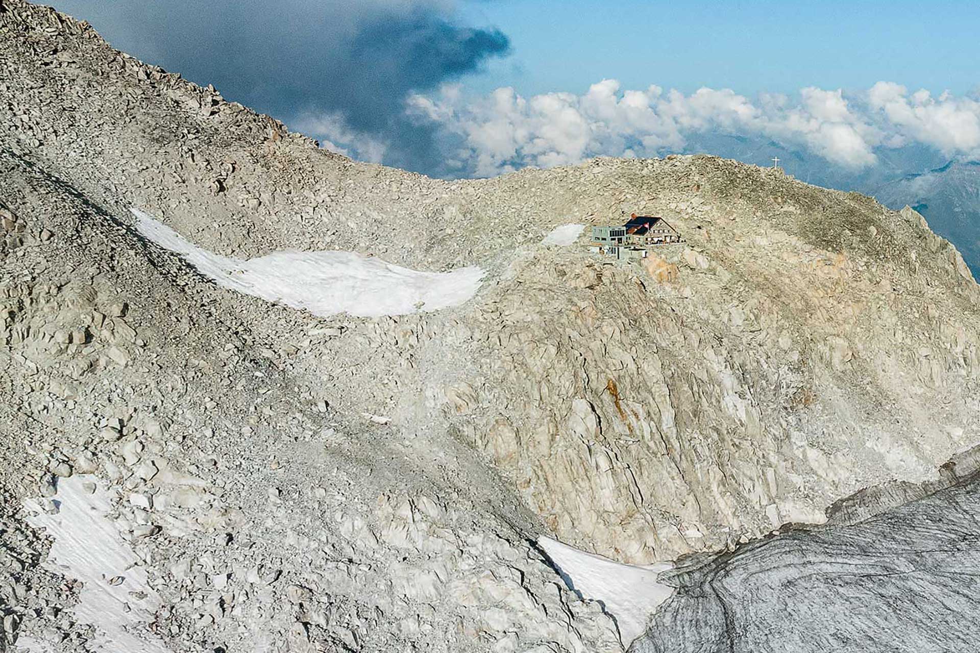 La cabane du Trient (VS), située à 3170 m d’altitude, surplombe les glaciers du Trient et d’Orny qui reculent d’année en année, 10.09.23.