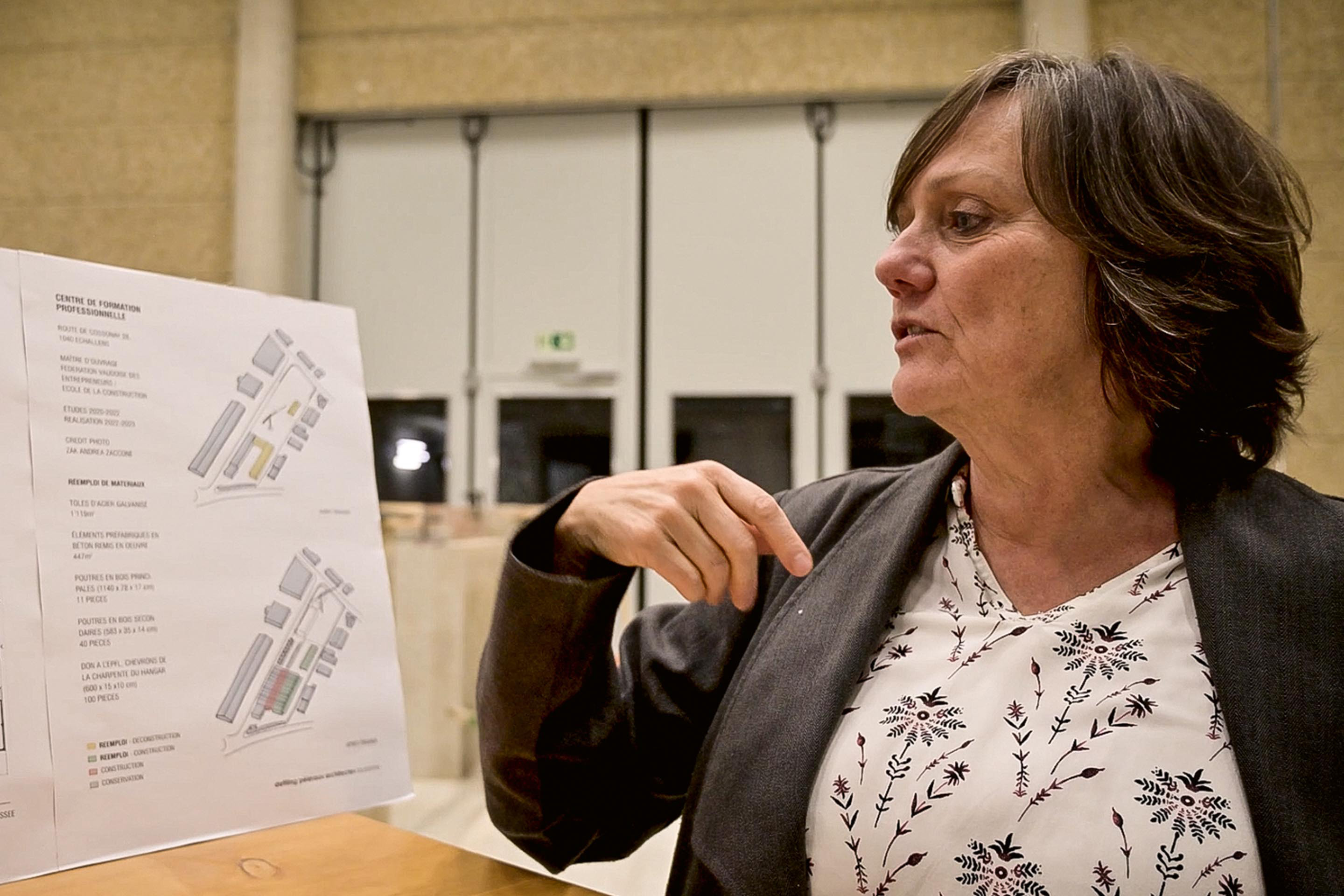 Astrid Dettling explique la volumétrie antérieure (deux trames reliées par un U) et actuelle du projet (trois trames contiguës).