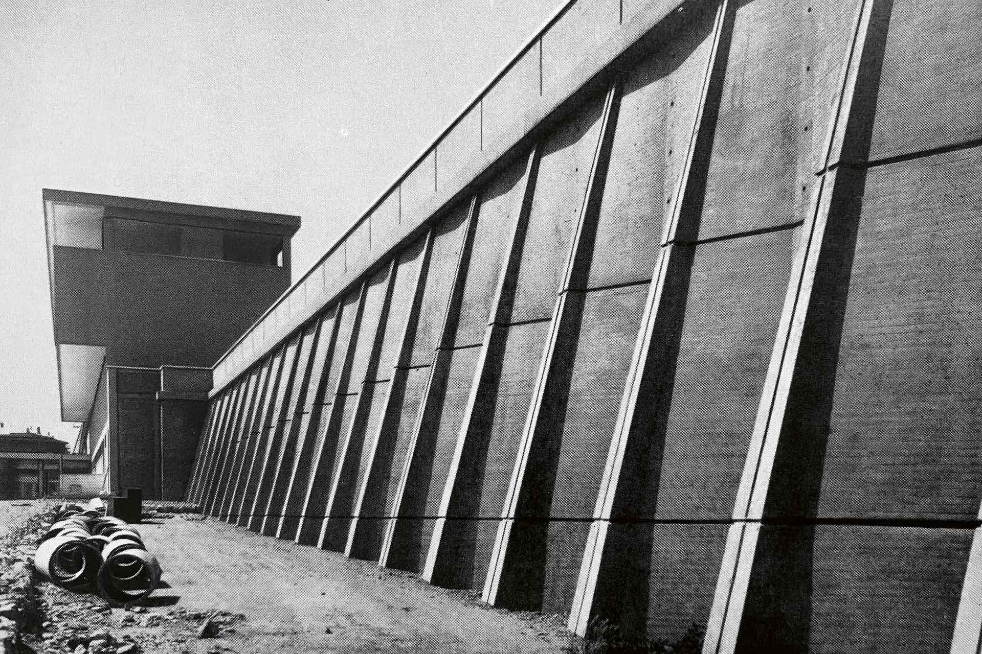 Pier Luigi Nervi, muro di contenimento della scarpata ferroviaria alla stazione di Savona, 1959-1960.