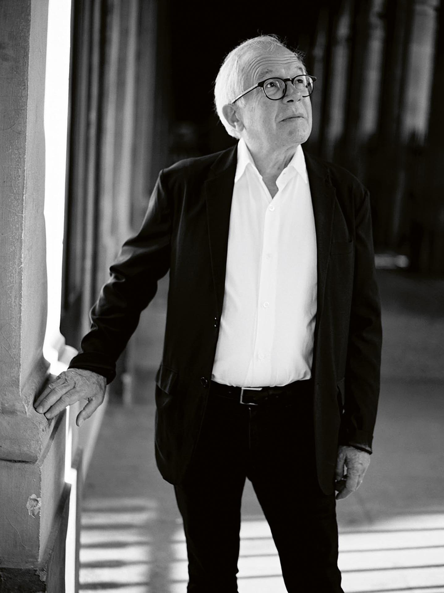 Jacques Lucan dans la galerie des jardins du Palais-Royal à Paris.