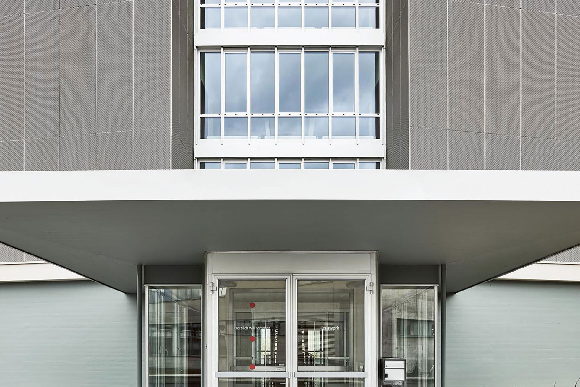 Edificio amministrativo della Kabelwerke Brugg (cfr. p. 22): sebbene nel corso della ristrutturazione sia stato necessario sostituire molti materiali da costruzione, l’aspetto originale della torre degli uffici è stato mantenuto.