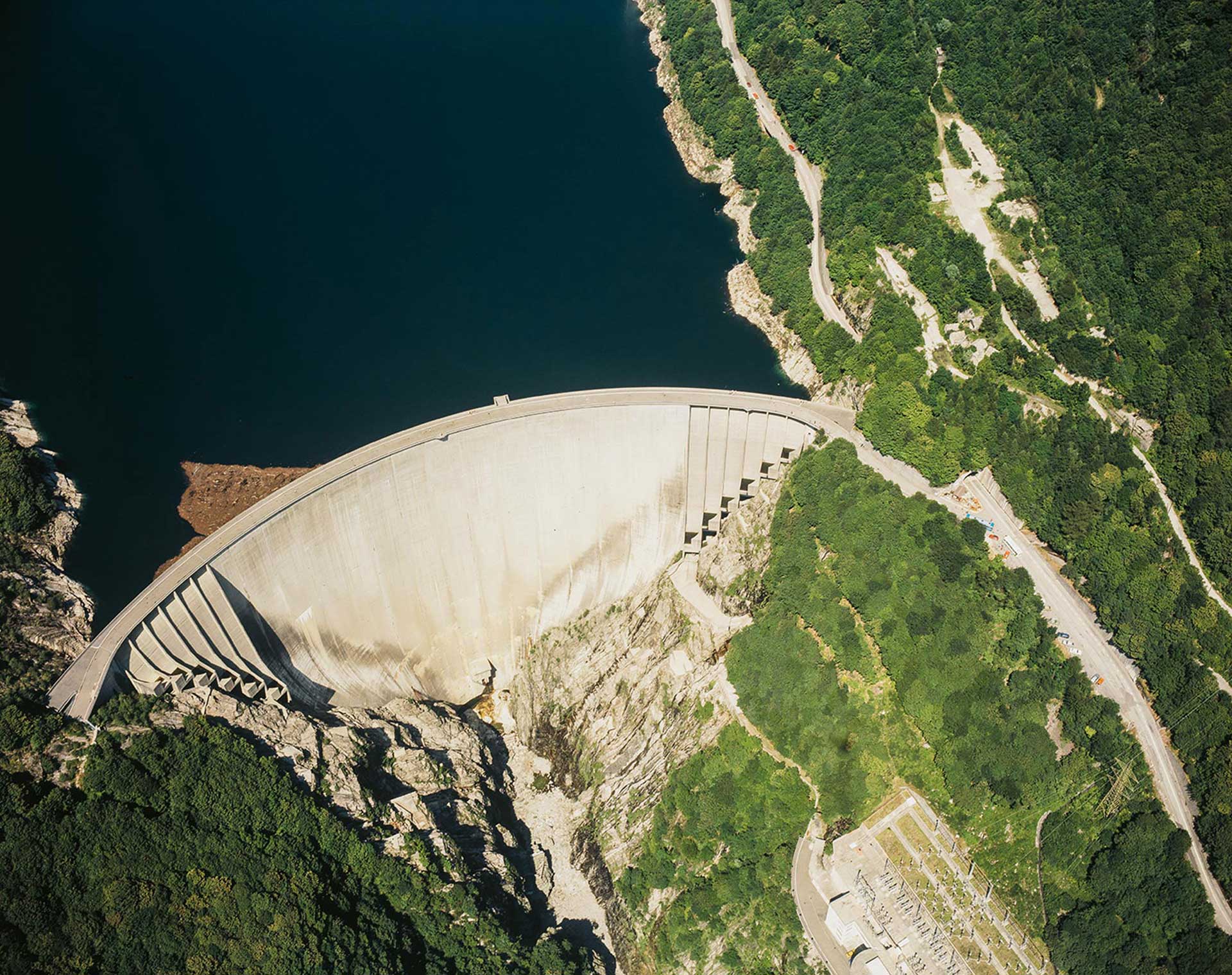 La diga di Contra (1960-1965) in val Verzasca, progettata da Giovanni Lombardi, il cui studio è stato uno dei primi ad eseguire calcoli assistiti da computer.