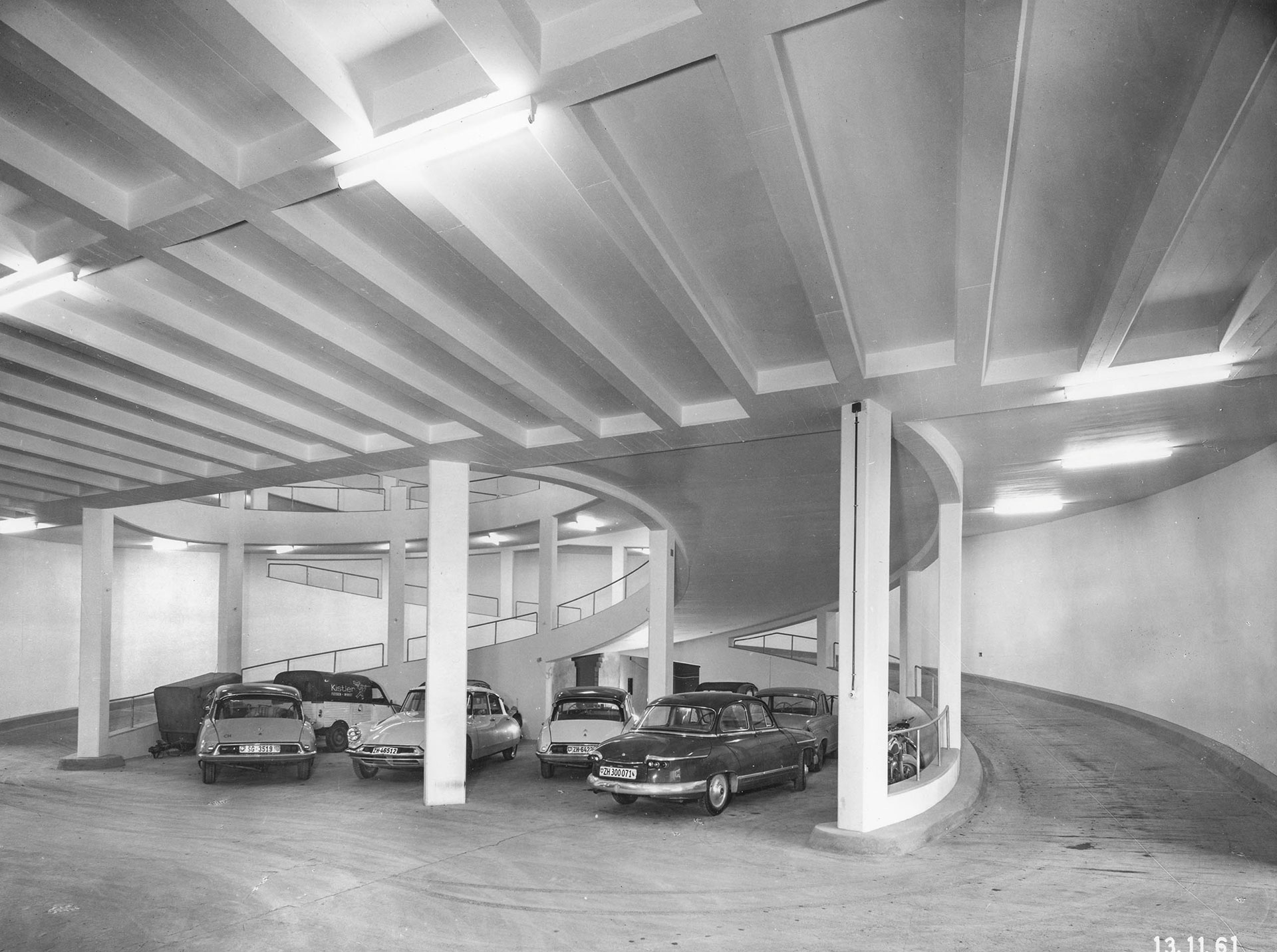 Il garage Schlotterbeck di Zurigo (1951) di Suter + Suter è caratterizzato da due rampe a spirale. L’edificio è stato convertito ad uso residenziale nel 2017, in questo modo è stato possibile conservarlo.