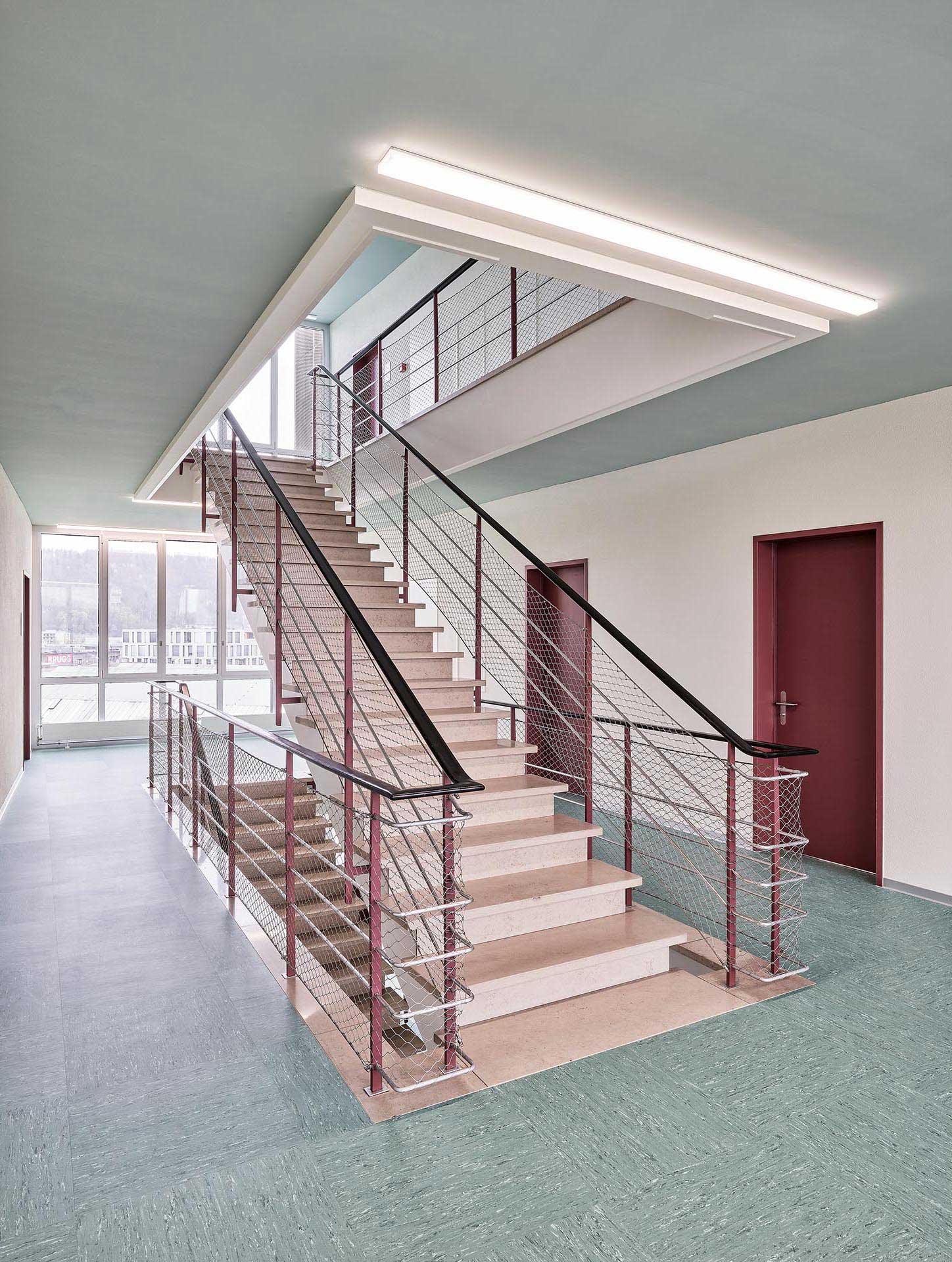Negli anni Cinquanta, quando venne costruito l’edificio amministrativo della fabbrica Kabelwerke Brugg, non si badò a spese su  materiali e attrezzature tecniche.