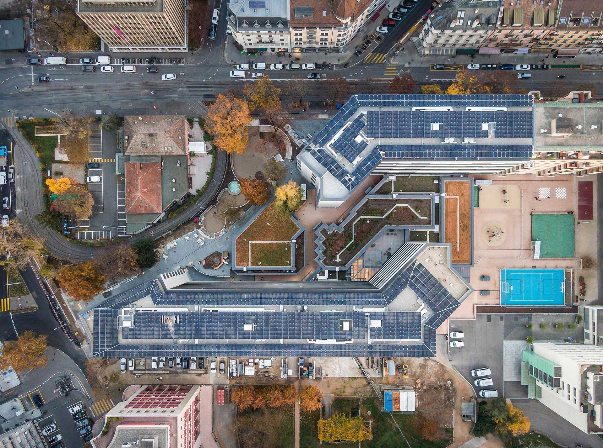 Energie rinnovabili: sui tetti dei due edifici principali e sulle pergole, sono stati installati collettori solari e pannelli fotovoltaici.
