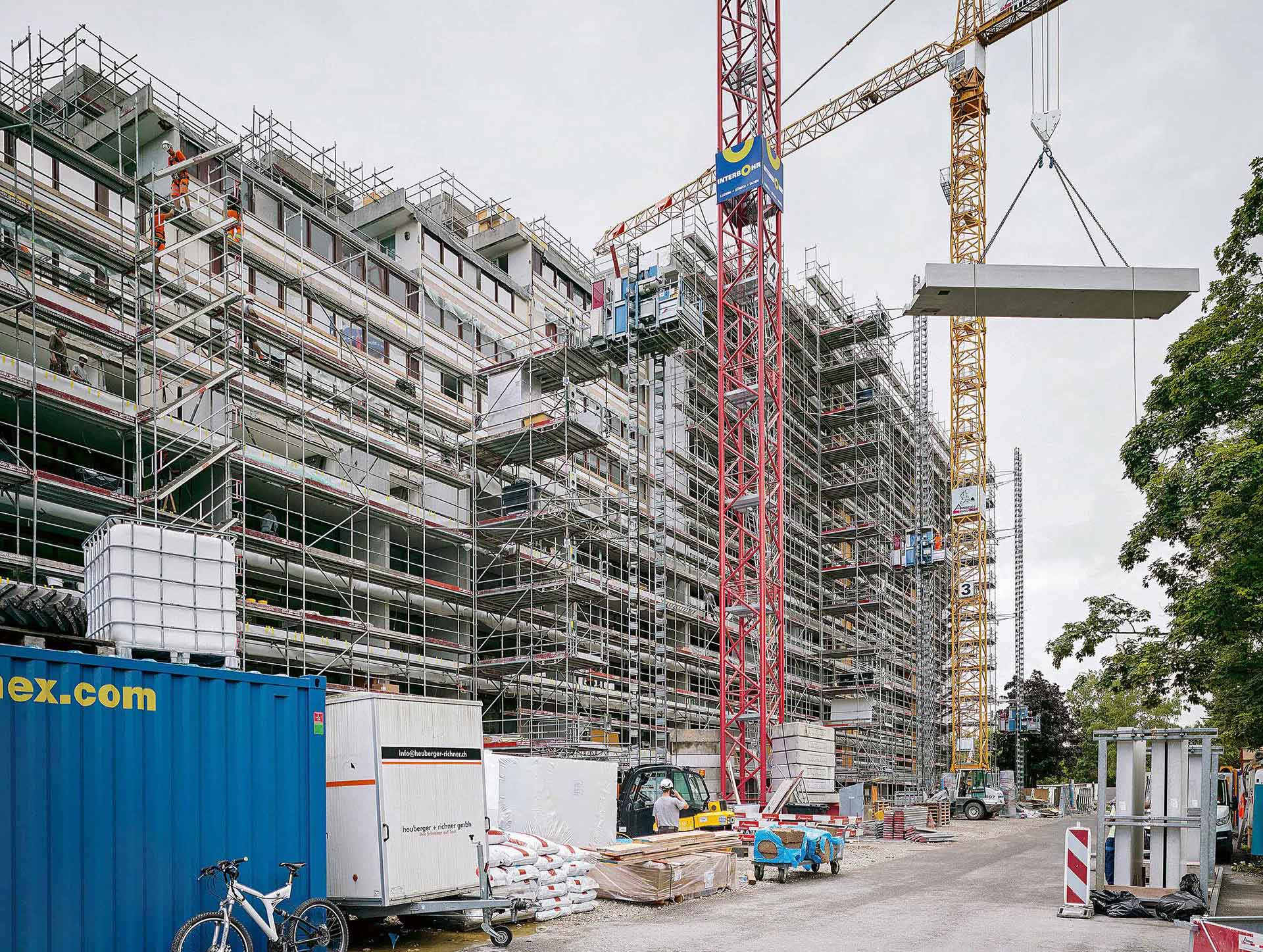 Il rinnovamento della facciata delle edifici Telli include anche la sostituzione dei balconi. I nuovi elementi sono stati realizzati riutilizzando il calcestruzzo di quelli vecchi e montati in fasi di lavoro pianificate.