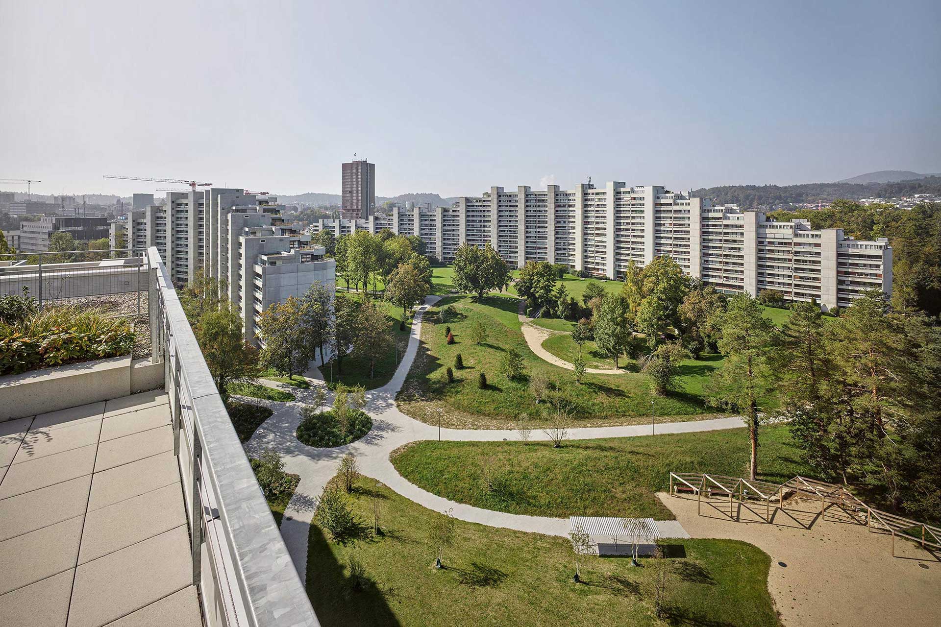 Nella costruzione del quartiere Telli, il paesaggista Albert Zulauf ha utilizzato i detriti prodotti dagli scavi per modellare il terreno del parco.