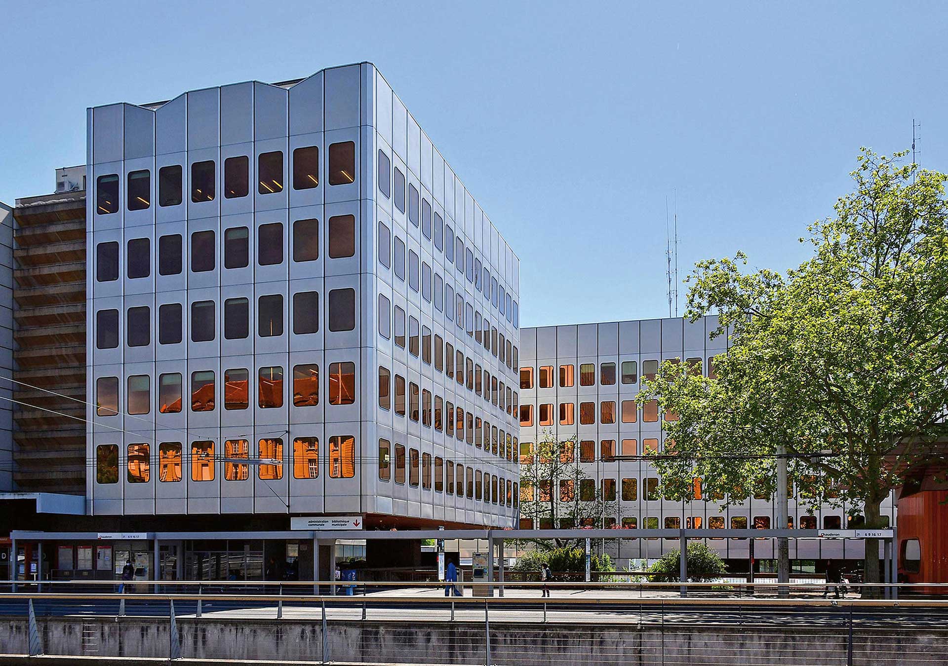 L’ensemble Chauderon (1969-1974) à Lausanne par AAA: Jean Prouvé  a collaboré au développement des éléments de façade préfabriqués.