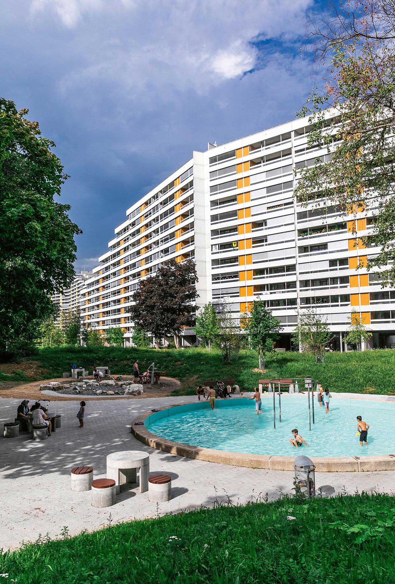 Quartier Telli à Aarau: la rénovation énergétique a permis d’agrandir l’espace habitable sans modifier sensiblement l’emprise au sol des barres d’immeubles.