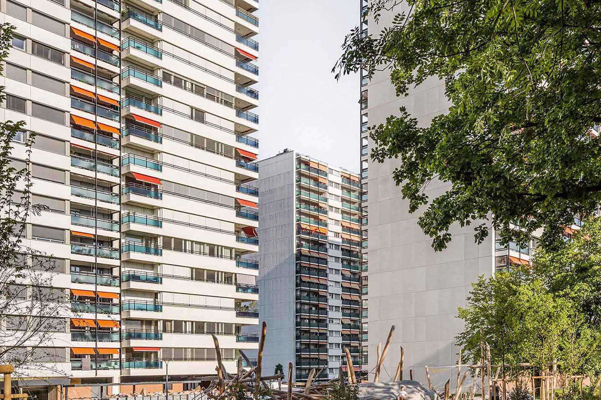 Dans le Breitequartier de Bâle, quatre extensions densifient les tours existantes datant de 1960. Le caractère urbain du lotissement ainsi que les généreux espaces verts ont pu être préservés.