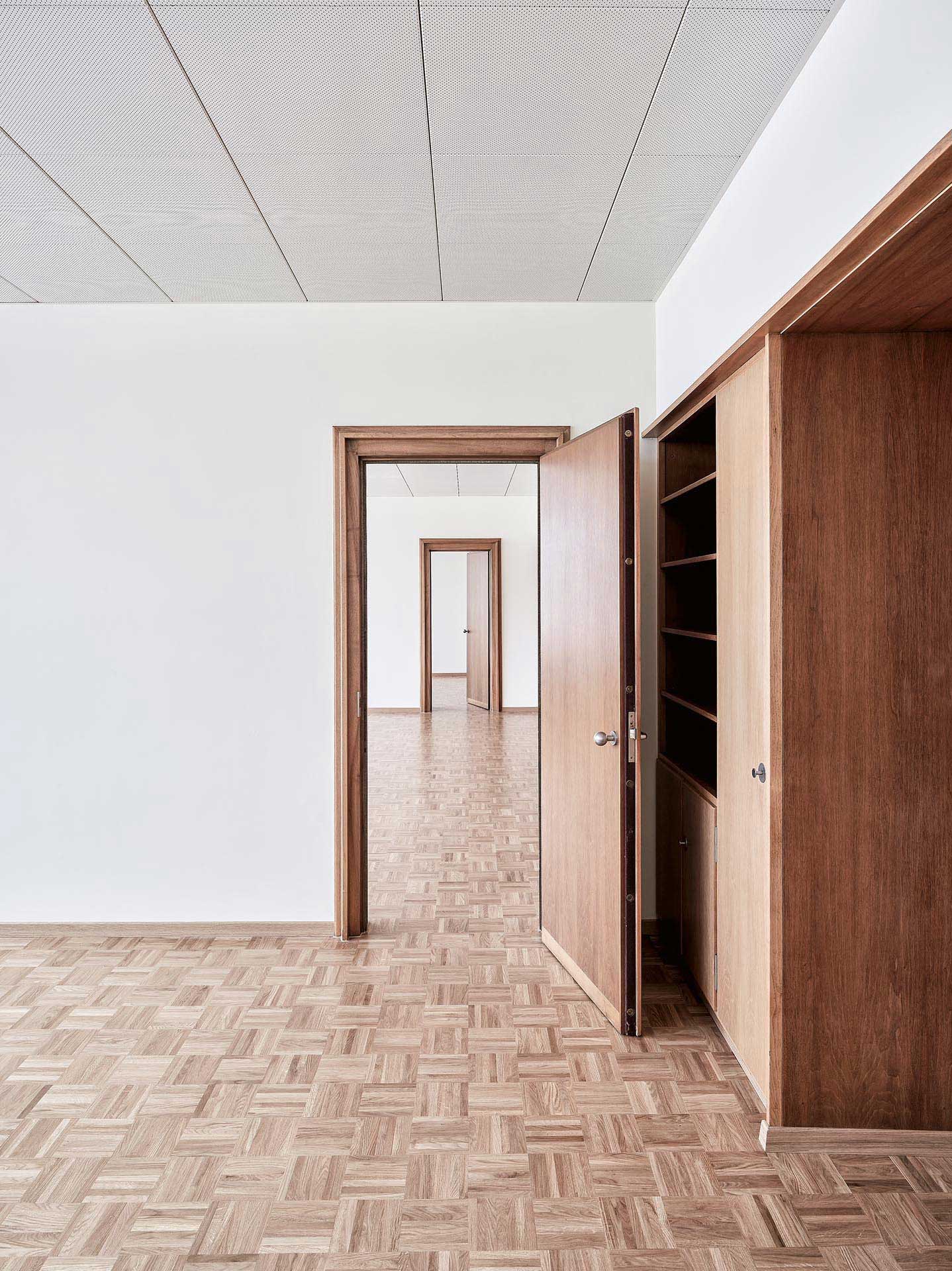 Les surfaces de l’ancien étage de direction n’ont pas été modifiées: parquet et armoires murales en noyer.