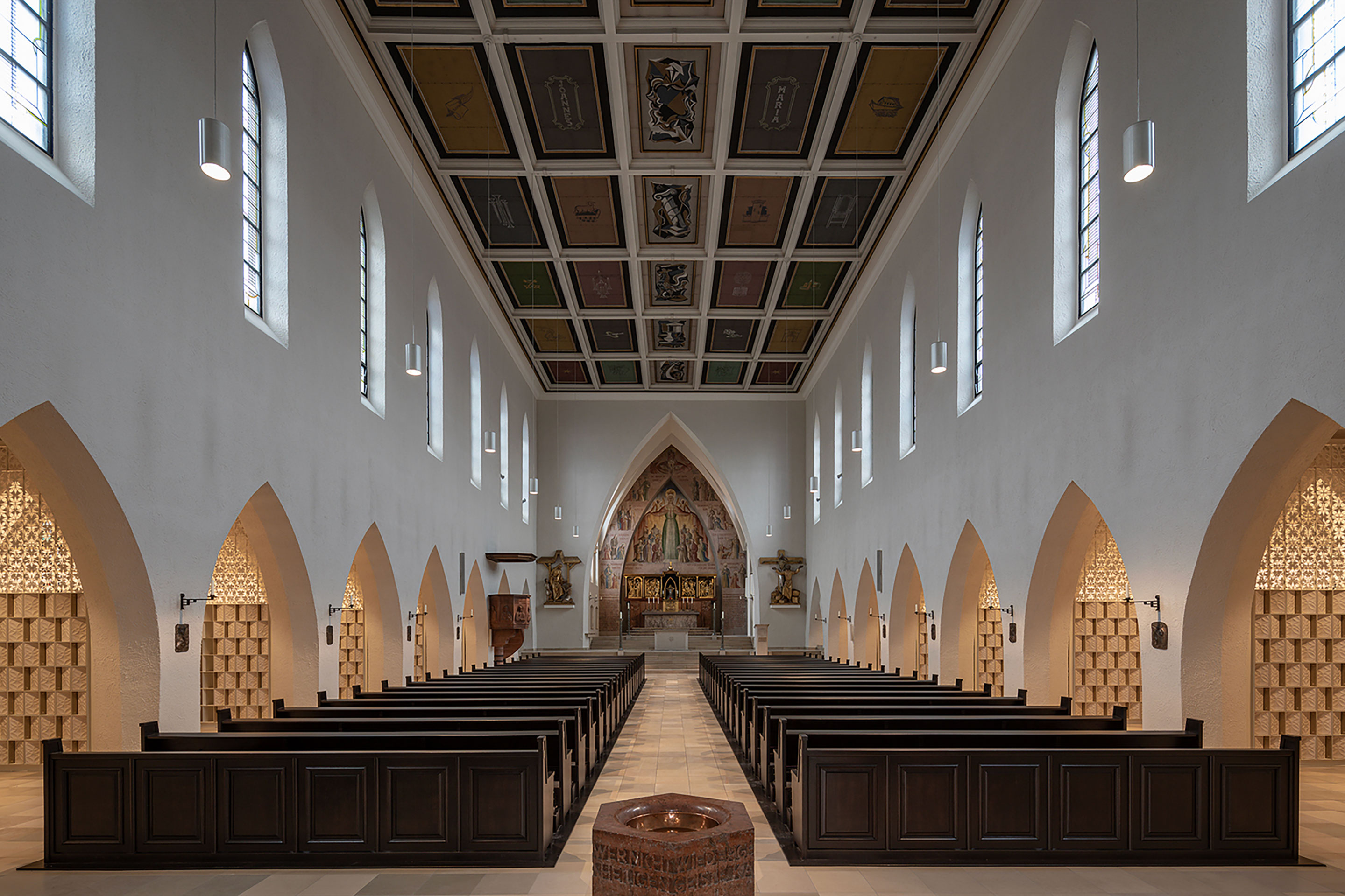 Das Hauptschiff wird weiterhin als Pfarrkirche genutzt. Mit der Nutzungserweiterung als Kolumbarium erhäkt der Bau eine zusätzliche räumliche Qualität.