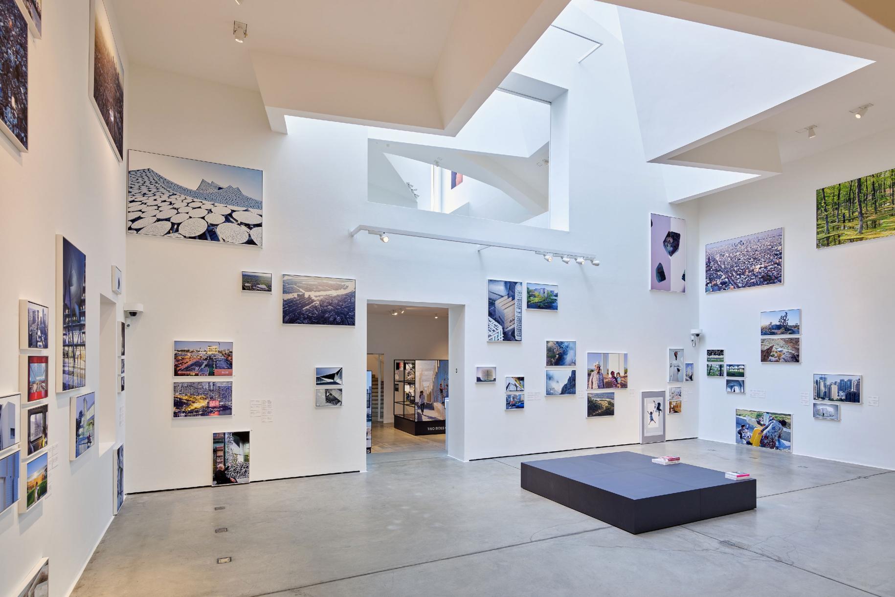 Vue de l'exposition "Iwan Baan. Moments d'architecture", Vitra Design Museum