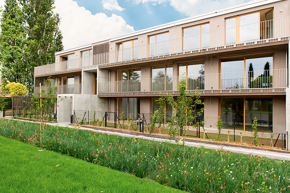 Bassy à Anières (GE), 10 logements PPE en structure bois. Maître d’ouvrage: Bassy. Promoteur: Grago. Architecte: ris + partenaires architectes. Ingénieur bois: Charpente concept. Entreprise générale: Roof. Livraison: juillet 2023.