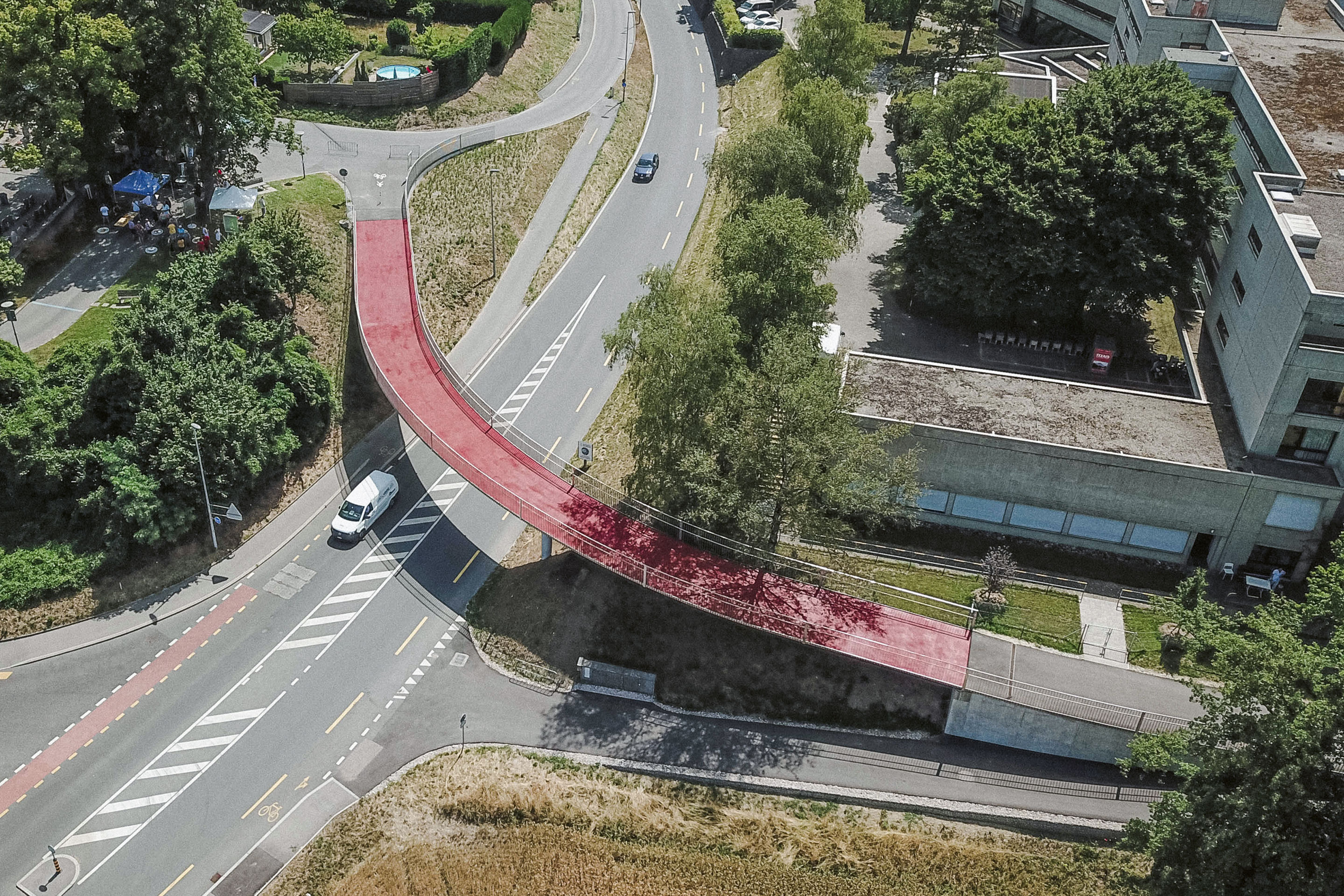 Die Passerelle RC76 in Eclubens vom Büro INGPHI aus Lausanne verbindet zwei Stadtquartiere für den Langsamverkehr über die Route de la Pierre.