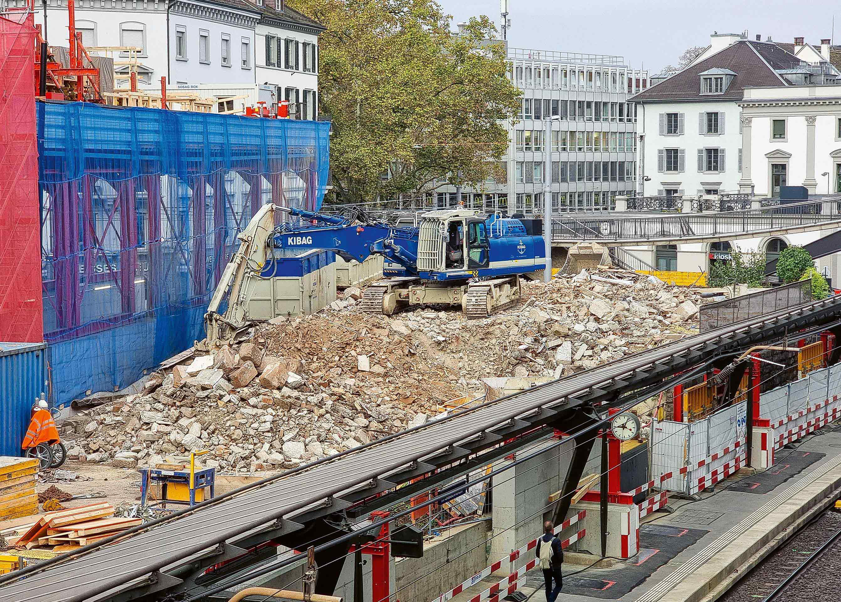 Systemische Hürden wie strenge Vorgaben, teure Arbeit oder trügerische Öko­bilanzierung führen zum Abriss vieler Bestandsbauten. Die Weiternutzung intakter Strukturen sollte deswegen auf vielen Ebenen be­günstigt werden.