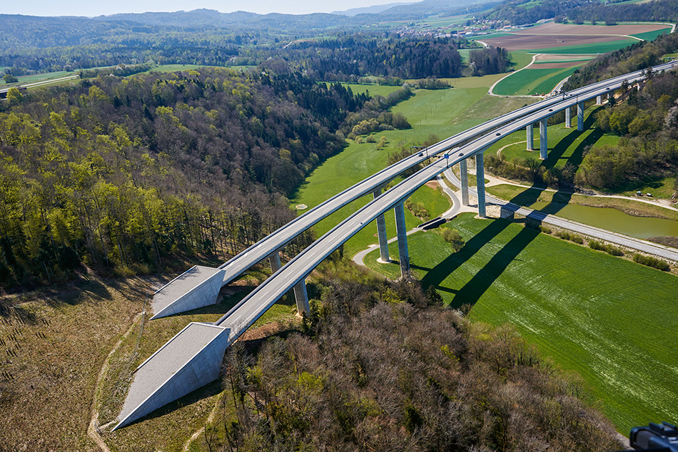 Die Veränderungen im Fahrzeugpark, die Verkehrszunahme und die Anforderung an eine bessere Nachhaltigkeit sind Themen, die in der Strassen- und Brücken­forschung untersucht werden.