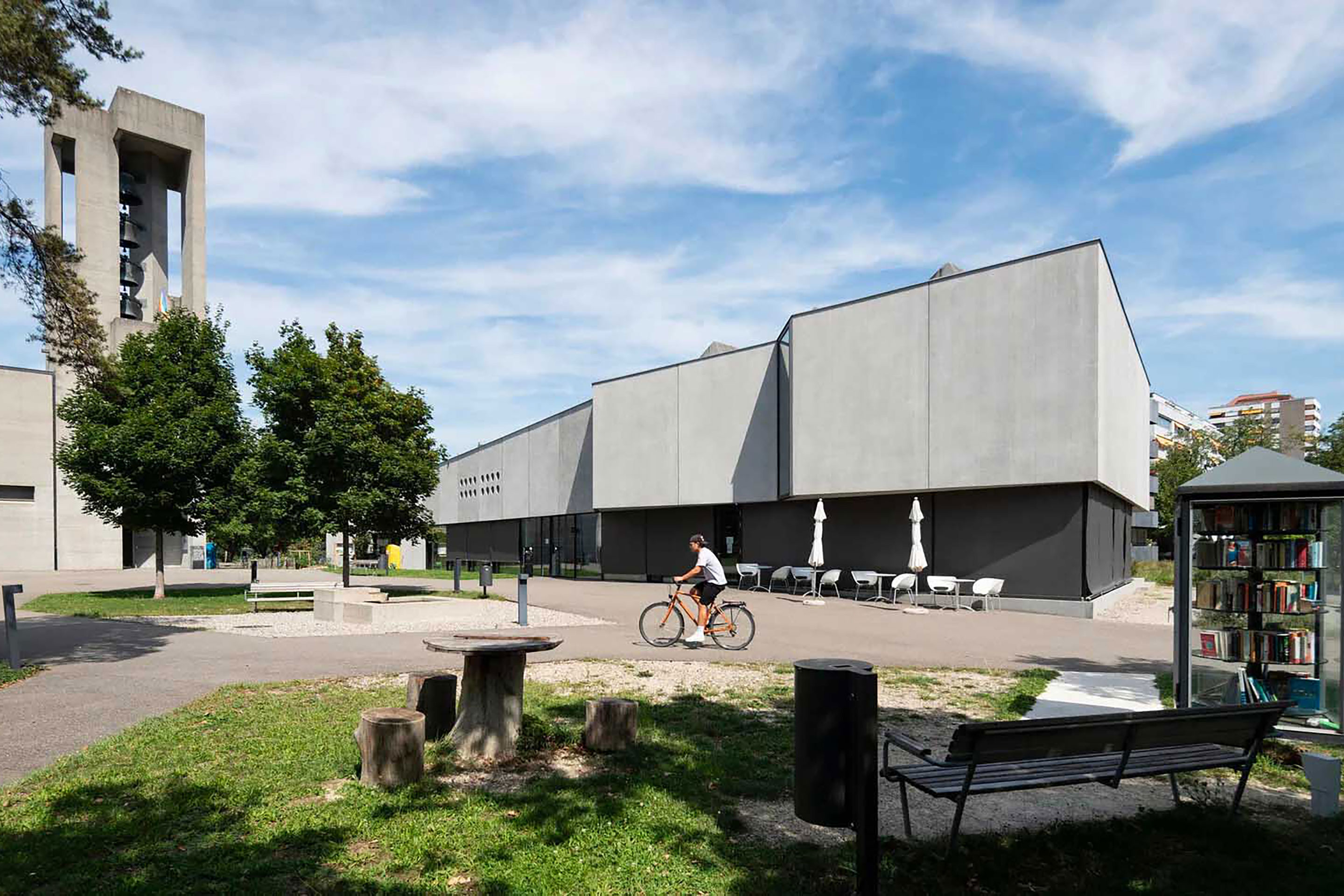 Die Neugestaltung des Mischeli-Quartiers durch die evangelisch-reformierte Kirche zeigt, wie man zeitgenössisches Schaffen mit der kubistischen Architektur, die 1963 für die Mischeli-Kirche vom Architekten Ernst Gisel praktiziert wurde, harmonisch verbinden kann.