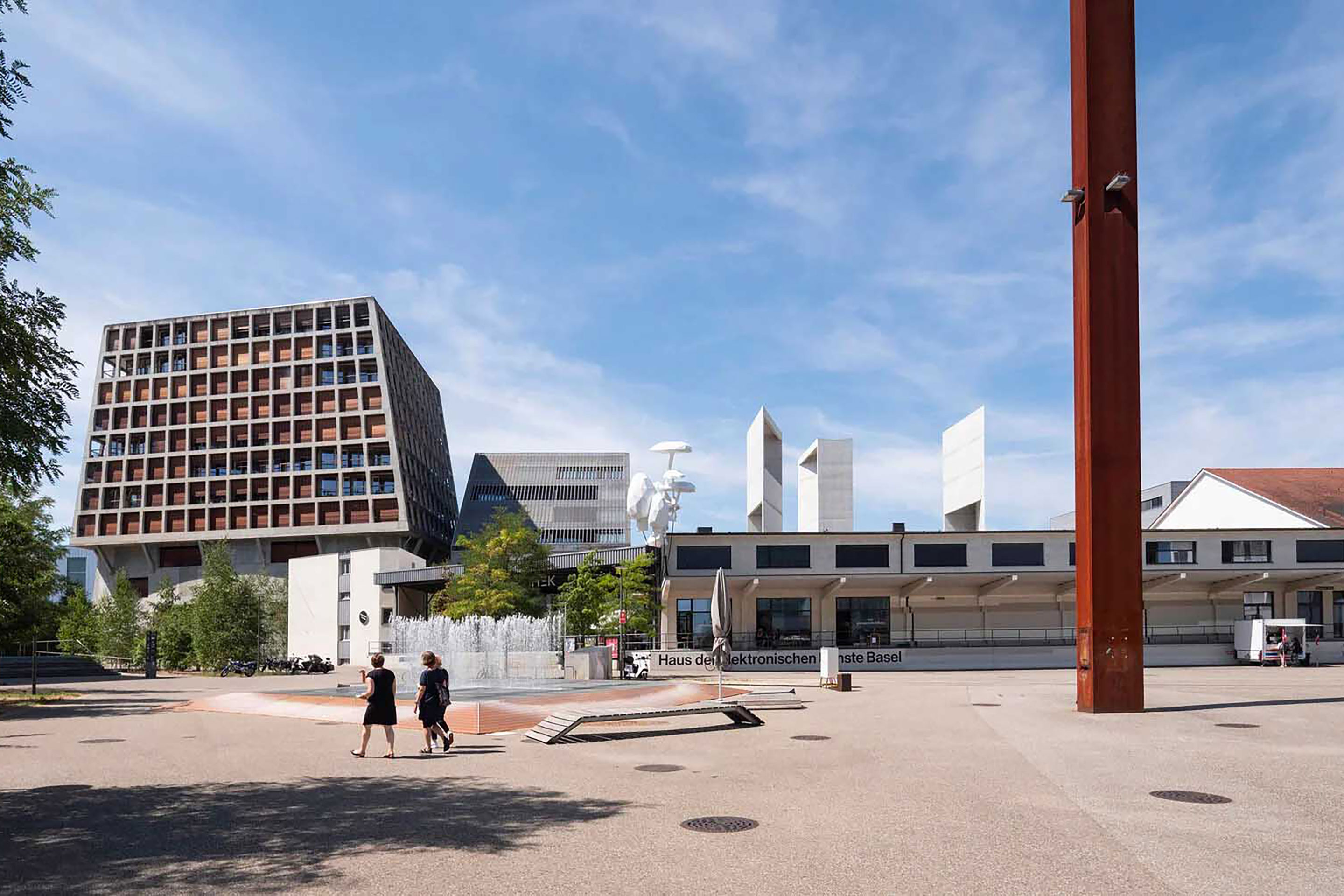 L’ex zona franca di Dreispitz, tra Münchenstein e Basilea, è diventata un vivace quartiere urbano. Da concorsi e collaborazioni con architetti rinomati sono nate nuove costruzioni e trasformazioni. Nella ex zona franca si trovano stabili abitativi e commerciali, istituzioni culturali e la sede del ciclo di studi in arte e design della Scuola universitaria professionale della Svizzera nordoccidentale (FHNW).