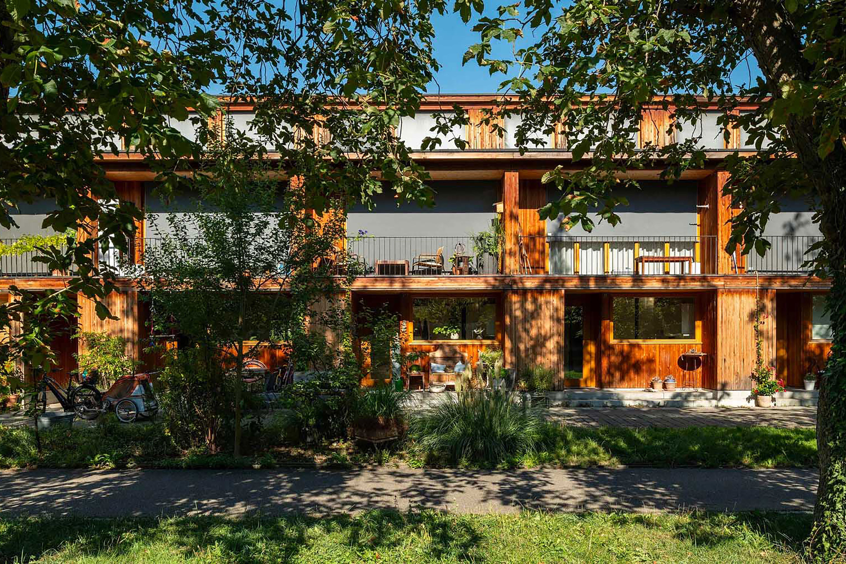 Il quartiere operaio di quella che era un tempo la vecchia filanda Schappe è stato trasformato attraverso interventi architettonici di qualità e offre oggi uno spazio abitativo attraente, in prossimità della natura. Nuove proposte dei trasporti pubblici regionali e itinerari per il traffico lento contribuiscono a risolvere i problemi di trasporto all’interno della regione.