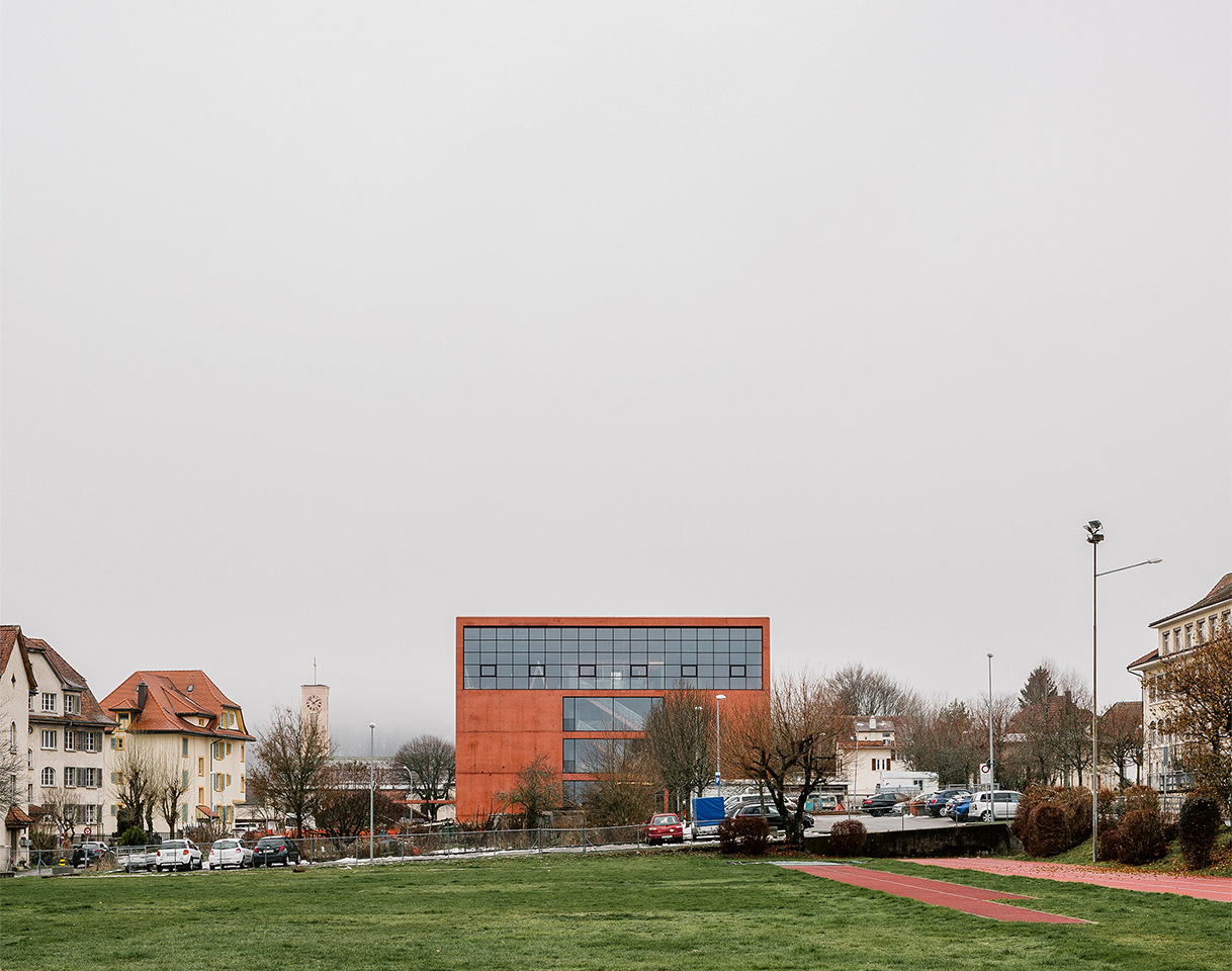 La cour de l’école est accolée à l’espace vert du centre sportif communal, créant une vaste esplanade dans le village.