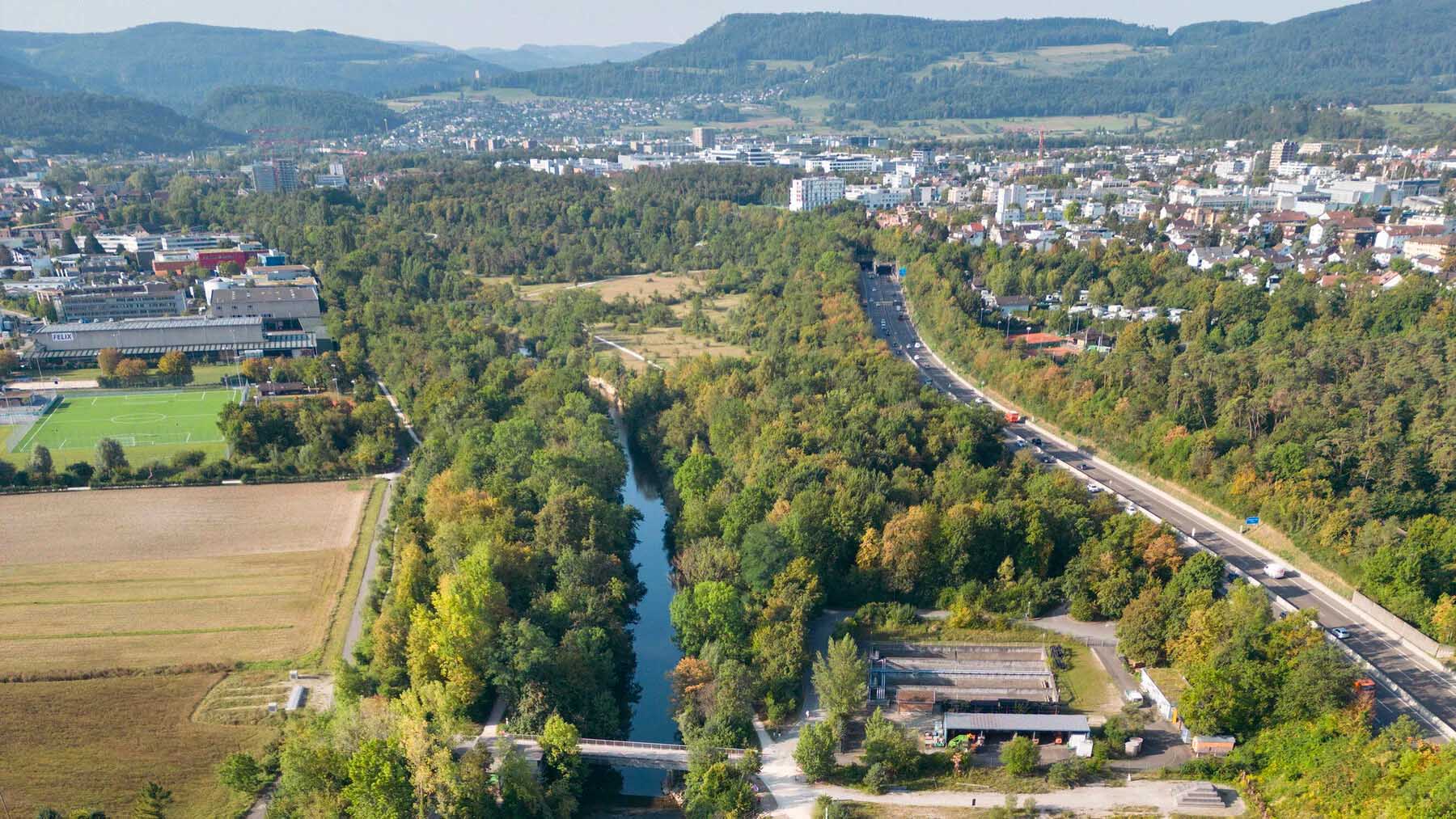 Par sa renaturation, son entretien et sa mise en valeur, l’espace naturel le long de la Bise est devenu le Birspark, un lieu porteur d’identité et dédié à la détente, à la protection de la nature, aux loisirs et au trafic. Il est constitué d’une mosaïque d’oasis de verdure, existantes ou nouvelles, rattachées aux zones d’habitation. Il offre un espace de vie et de rencontre de haute valeur pour la population et la nature. Le Birsuferweg longe les rives de la Birse et traverse toute la Birsstadt, faisant de