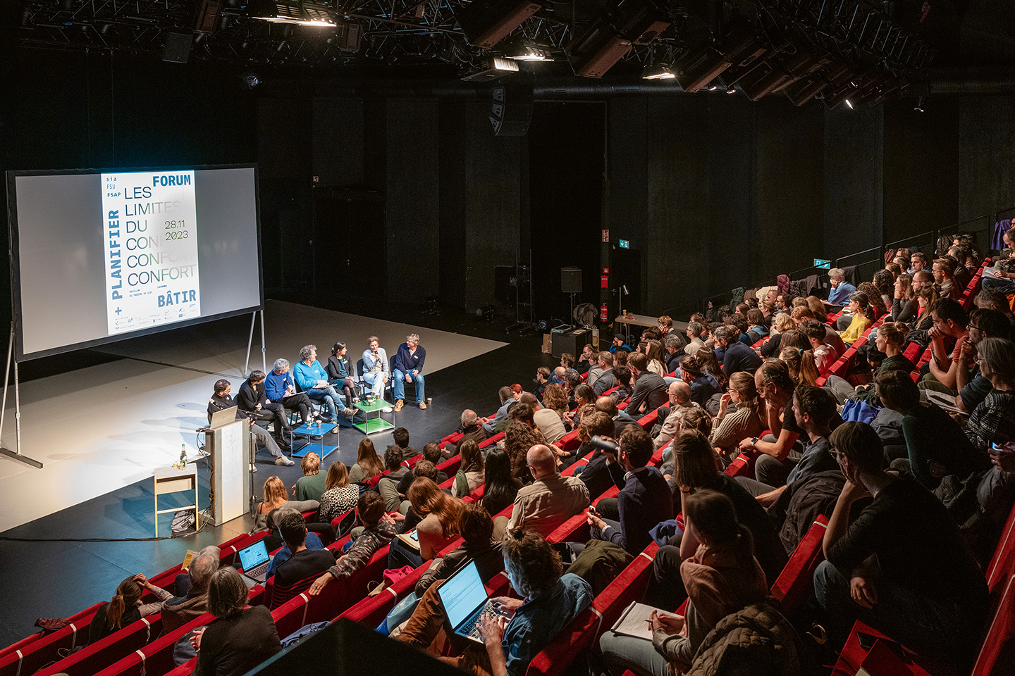 Le 16e Forum Bâtir + Planifier «Les limites du confort» s’est tenu le 28.11.2023 au Pavillon du Théâtre de Vidy, à Lausanne.