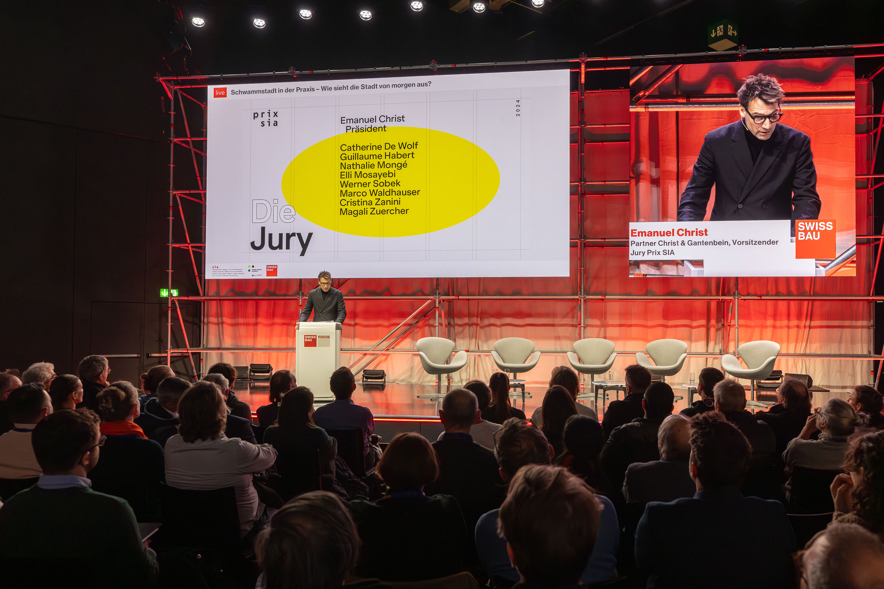 Im Anschluss hat Emanuel Christ, Jury-Präsident des Prix SIA, in der Arena die neun nominierten Projekte präsentiert. Diese werden von Februar bis April in Talks beleuchtet, bevor im Mai schliesslich der Preis verliehen wird. Informationen unter prixsia.ch.