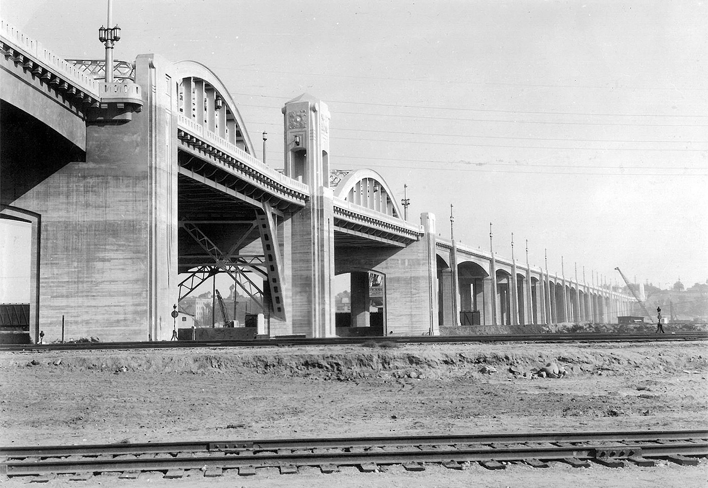 Das alte Sixth-Street-Viadukt des Stadtingenieurs Merrill Butler wurde 2016 abgebrochen. Eine Alkali-Kieselsäure-Reaktion hatte im Laufe der Zeit den Beton zersetzt.