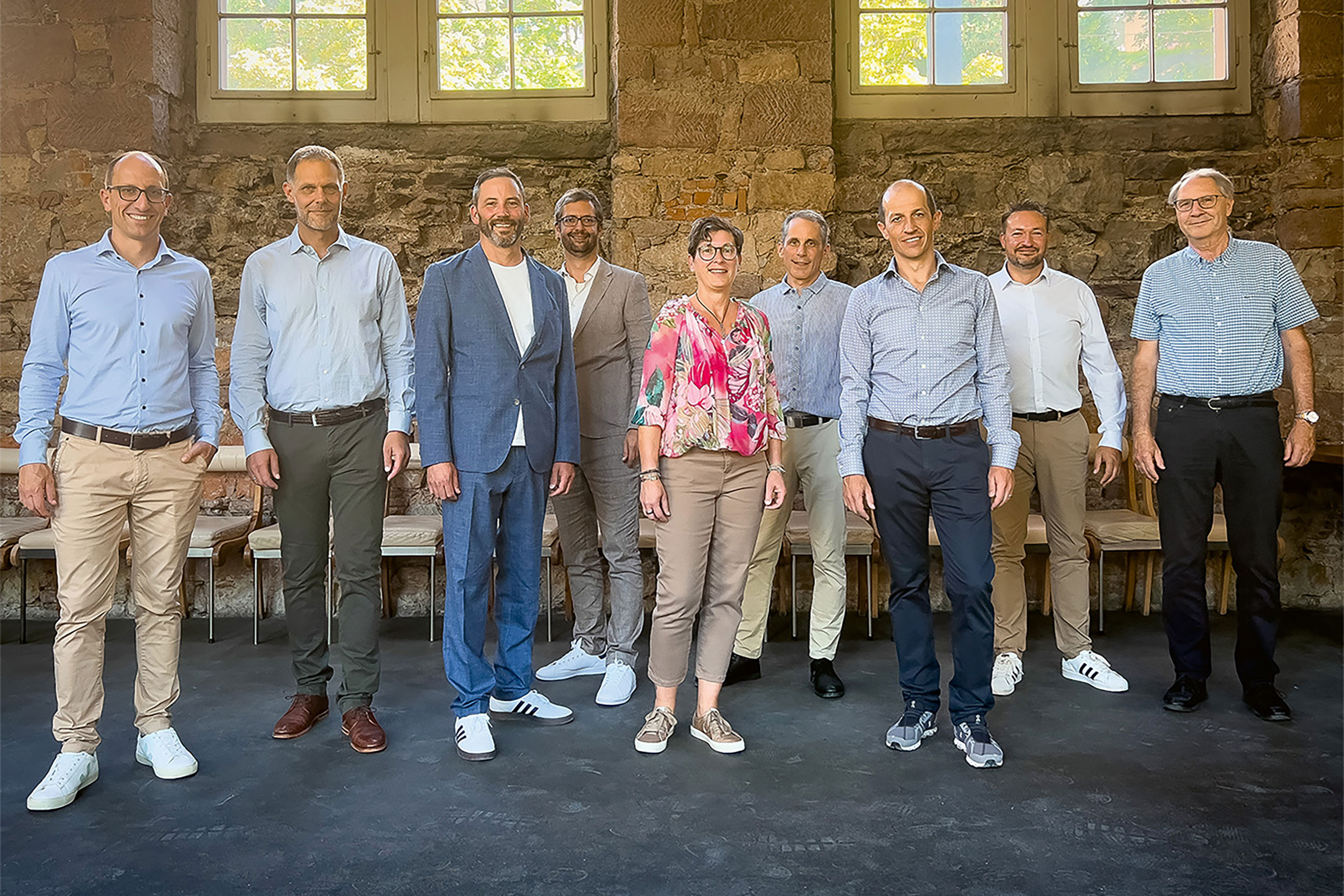 Inhabergeführt in die Zukunft – Mitinhaber und Partner Waldhauser + Hermann AG: Gabriel Borer, Roman Hermann, Marco Waldhauser, Pascal Emhardt, Margot Matiz, Stefan Waldhauser, Christoph Borer, Lars Köppke, Mario Regis (v.l.n.r.).
